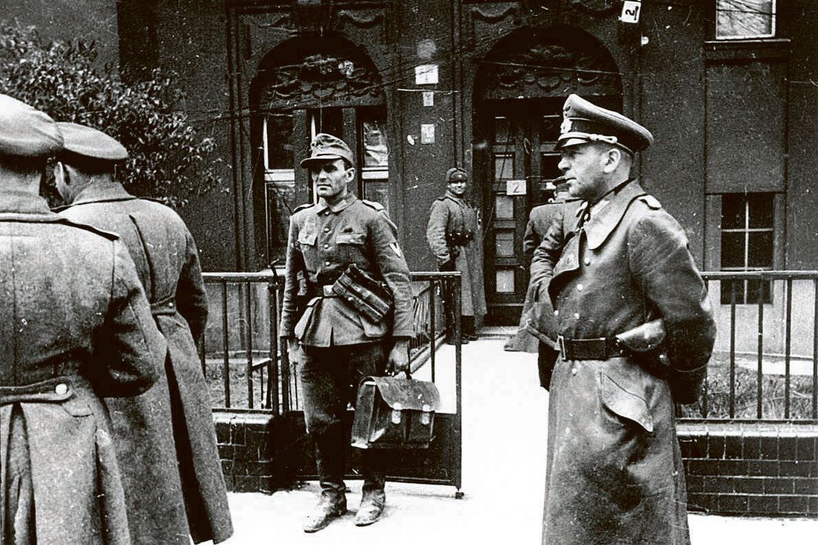 Der Generalstabschef des deutschen Heeres, Hans Krebs (r), kommt am 1. Mai 1945 zu Verhandlungen über die Bedingungen für einen Waffenstillstand mit der sowjetischen Armeeführung in Berlin-Tempelhof zusammen. Das Foto erschienen 2008 in dem Bildband „Der bedeutende Augenblick“. 