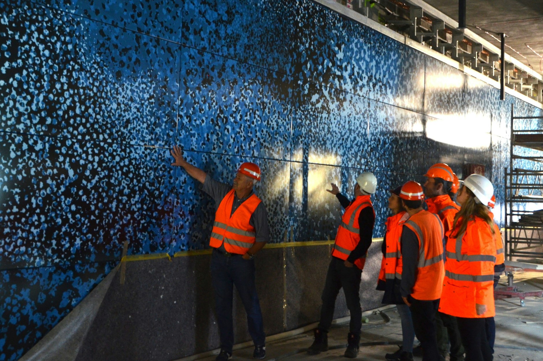 Die ersten Emailleplatten hängen an der Wand: Im S-Bahnhof Hauptbahnhof begutachten Mitarbeiter der Bahn und der Firma Omeras aus Sachsen die neue Verkleidung.