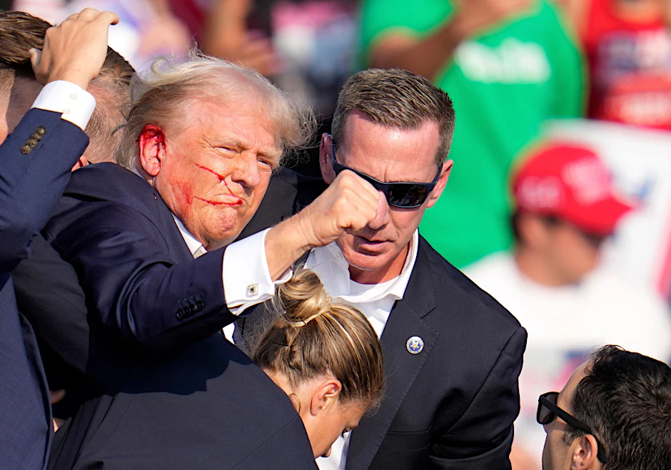 Agenten des US-Geheimdienstes Secret Service helfen dem ehemaligen US-Präsidenten Donald Trump von der Bühne.&nbsp;