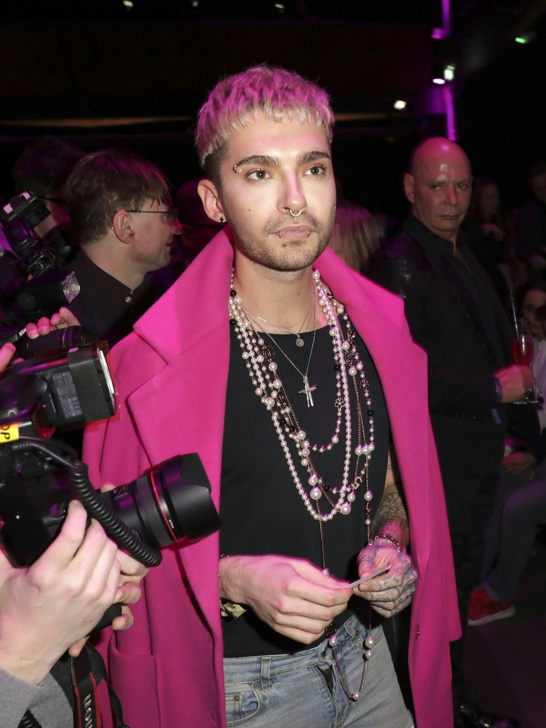 2017: Ein Berlin-Besuch mit pinkem Schopf und Chanel-Perlenschmuck, inzwischen ist auch die linke Hand tätowiert.