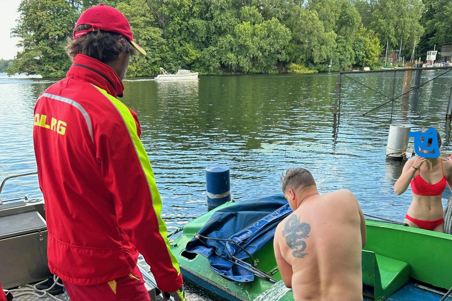 Mitarbeiter der DLRG pumpen Wasser aus dem gesunkenen Tretboot.