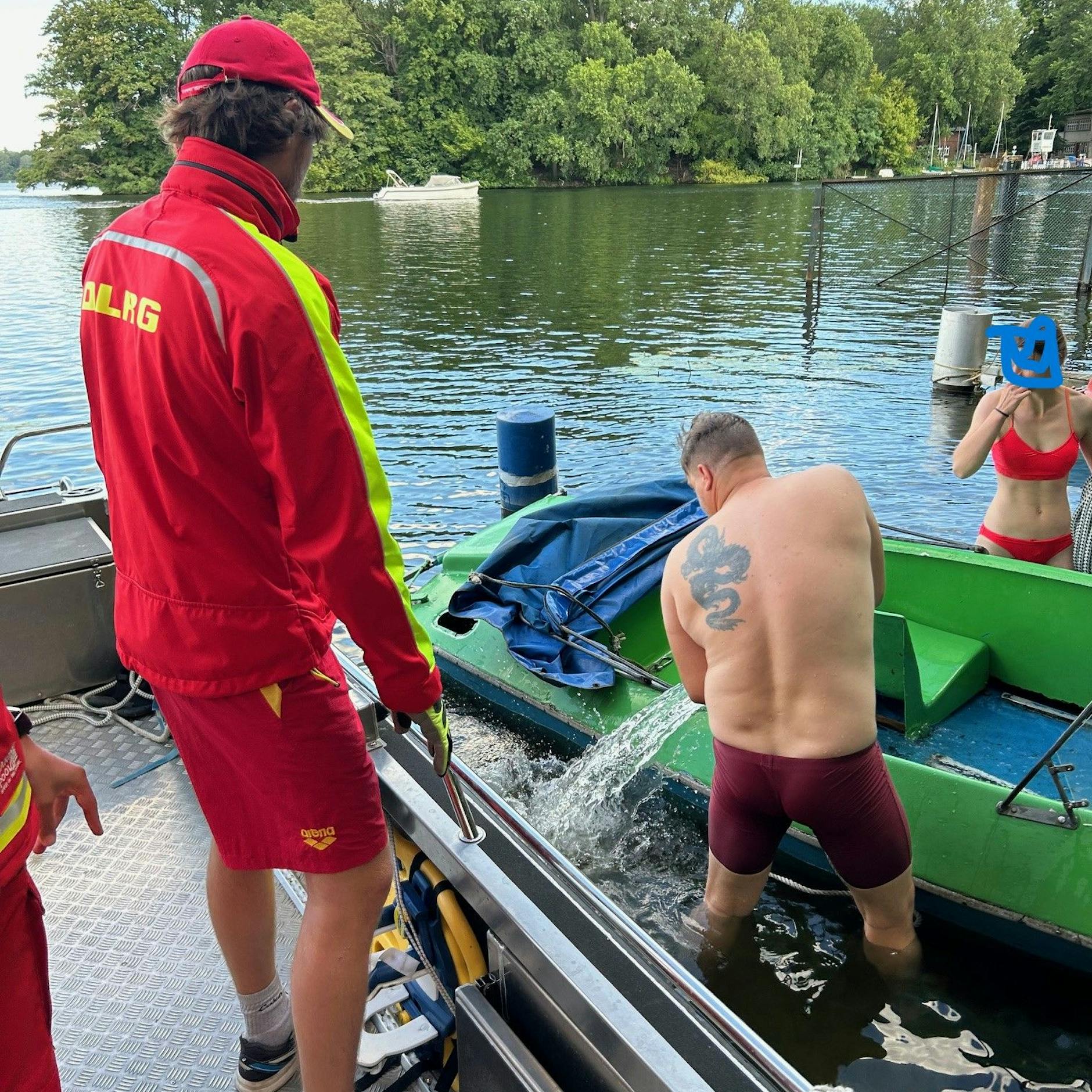 Image - Tretboot in Berlin gekentert: DLRG rettet vier Menschen aus Tegeler See
