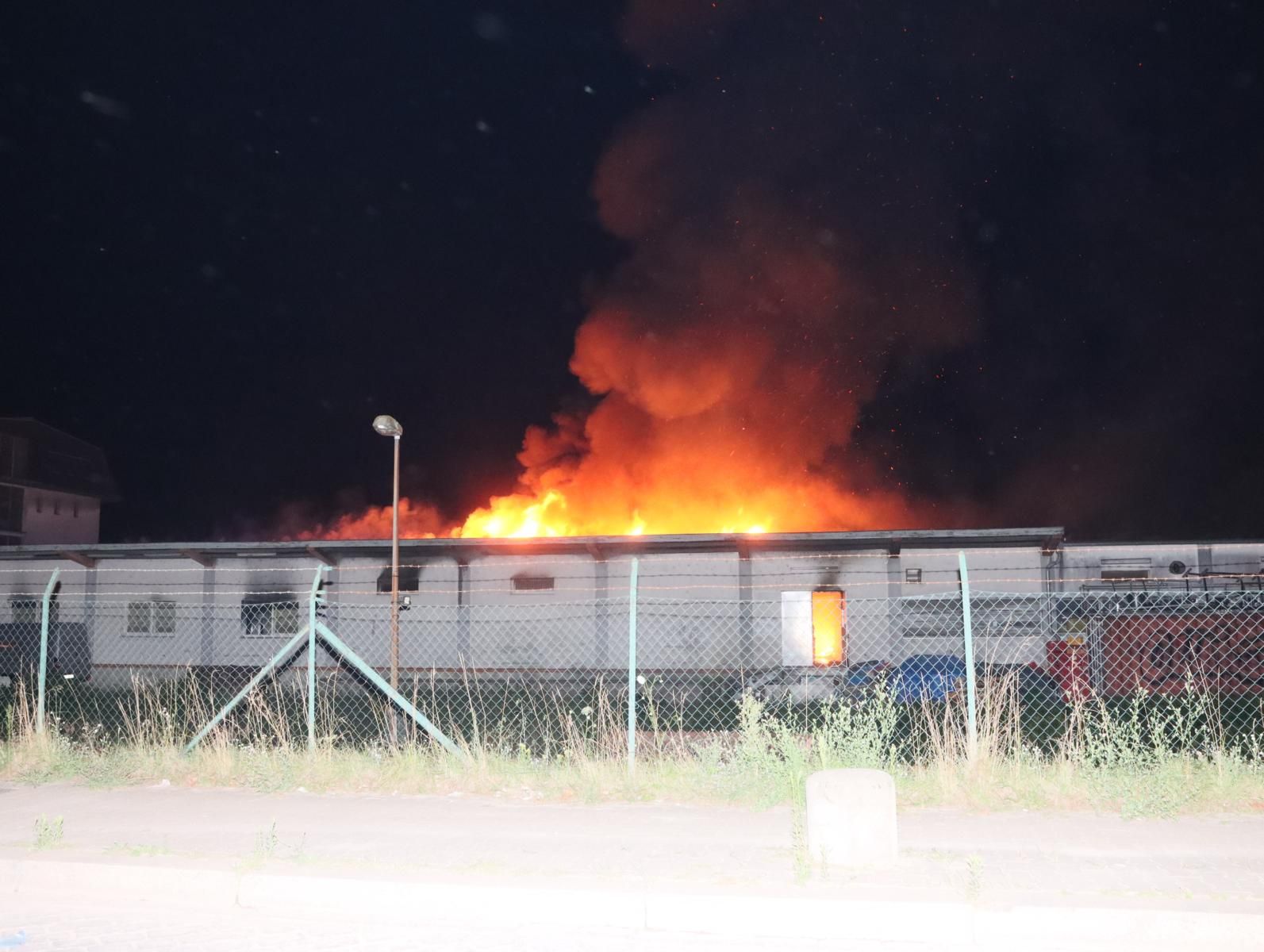 Brand in Berlin-Tempelhof: Bäckerei in Flammen