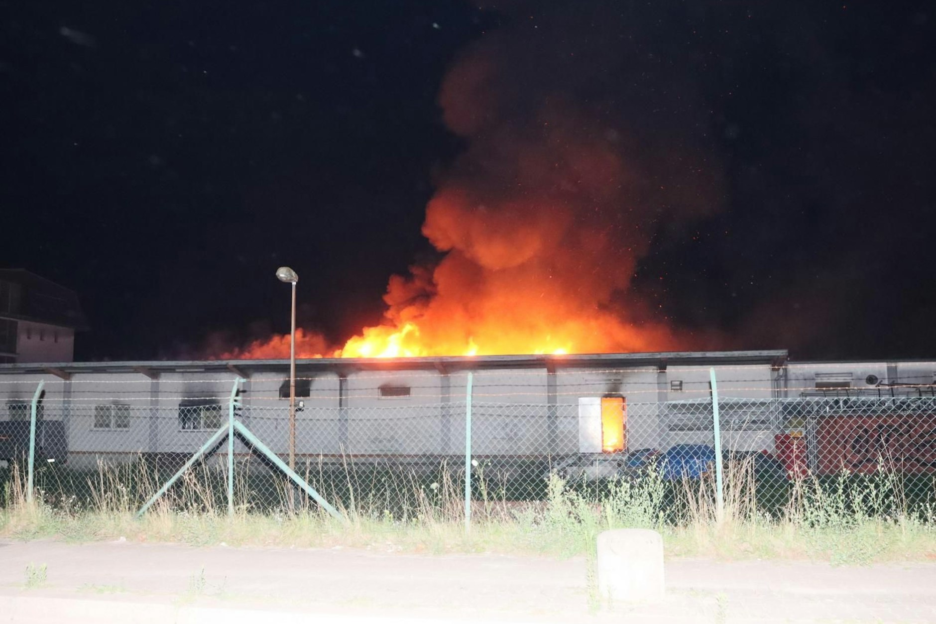 Das Feuer in der Produktionshalle brach in der Nacht zu Montag aus.
