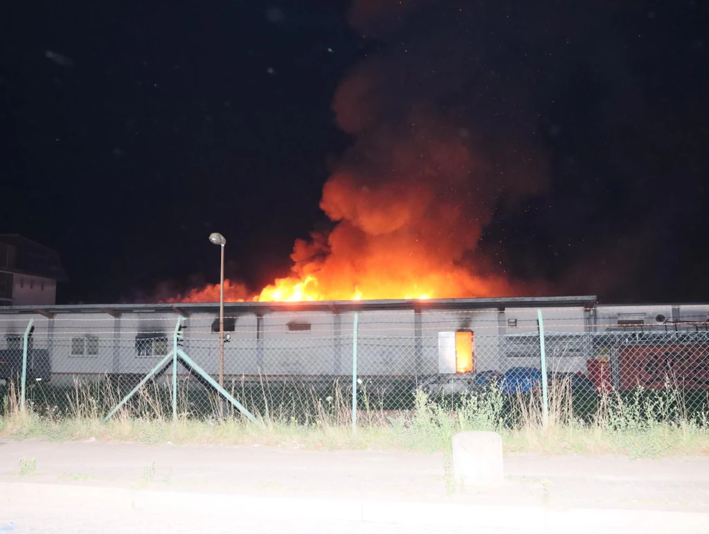 Großbrand in Tempelhof: Bäckerei in Flammen – Warn-App schrillt am Morgen