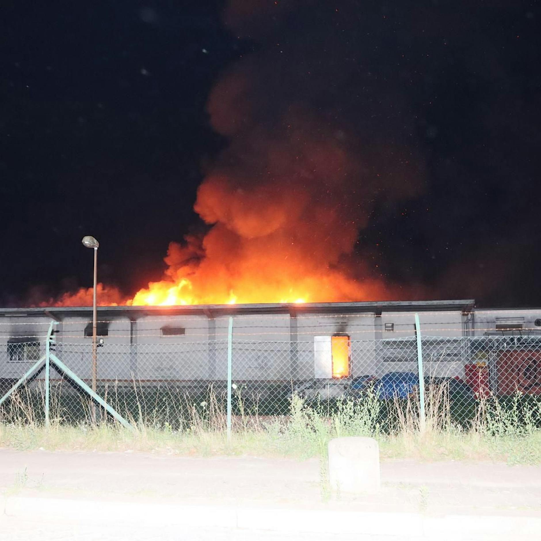Brand in Berlin-Tempelhof: Bäckerei in Flammen