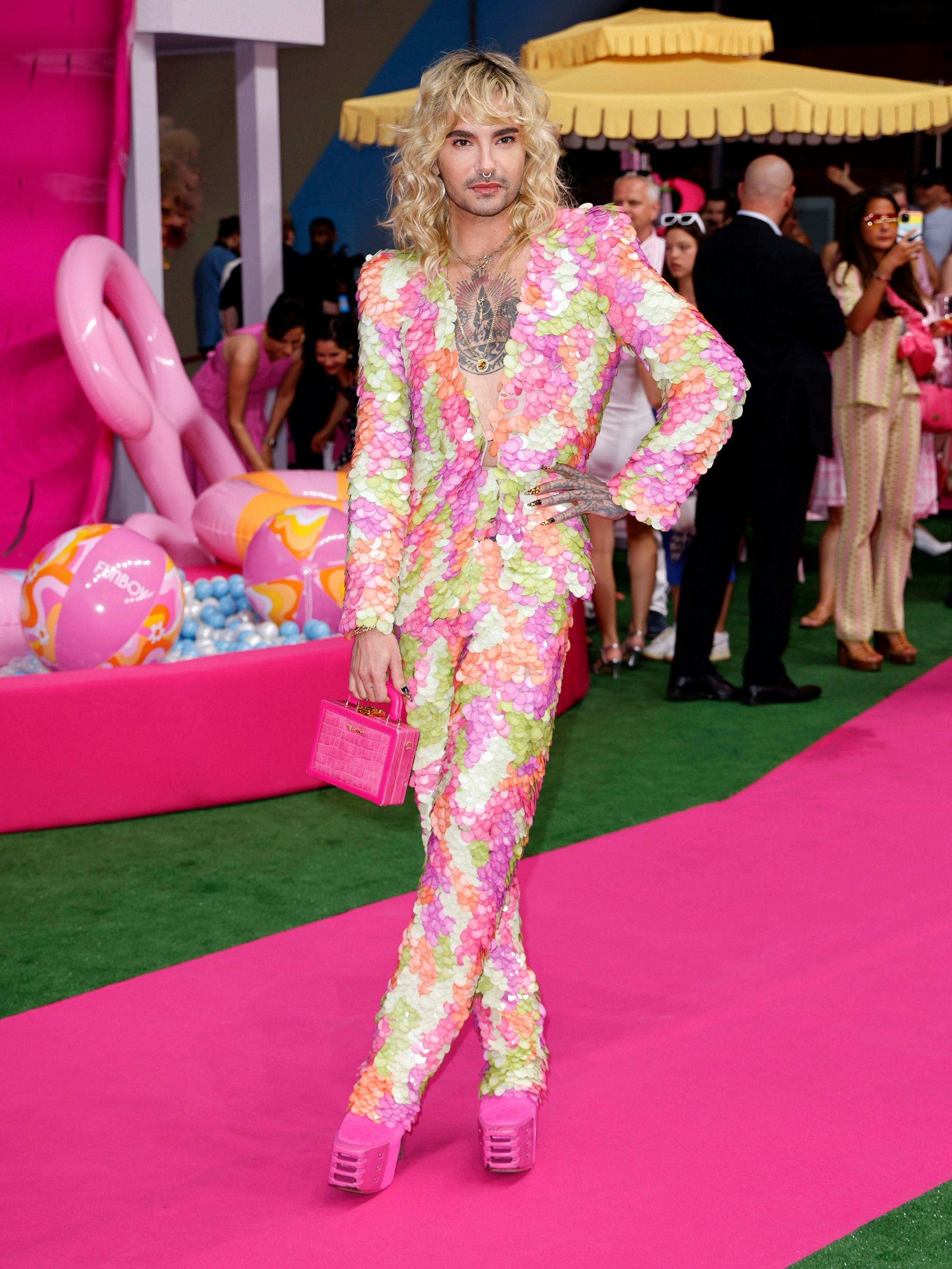 Der Look des Musikers wird immer exzentrischer: Bei der Berliner Premiere des Films „Barbie“ im Jahr 2023 zeigt sich Bill Kaulitz mit pinken Rick-Owens-Stiefeln und einem Pailletten-Anzug von Kilian Kerner.