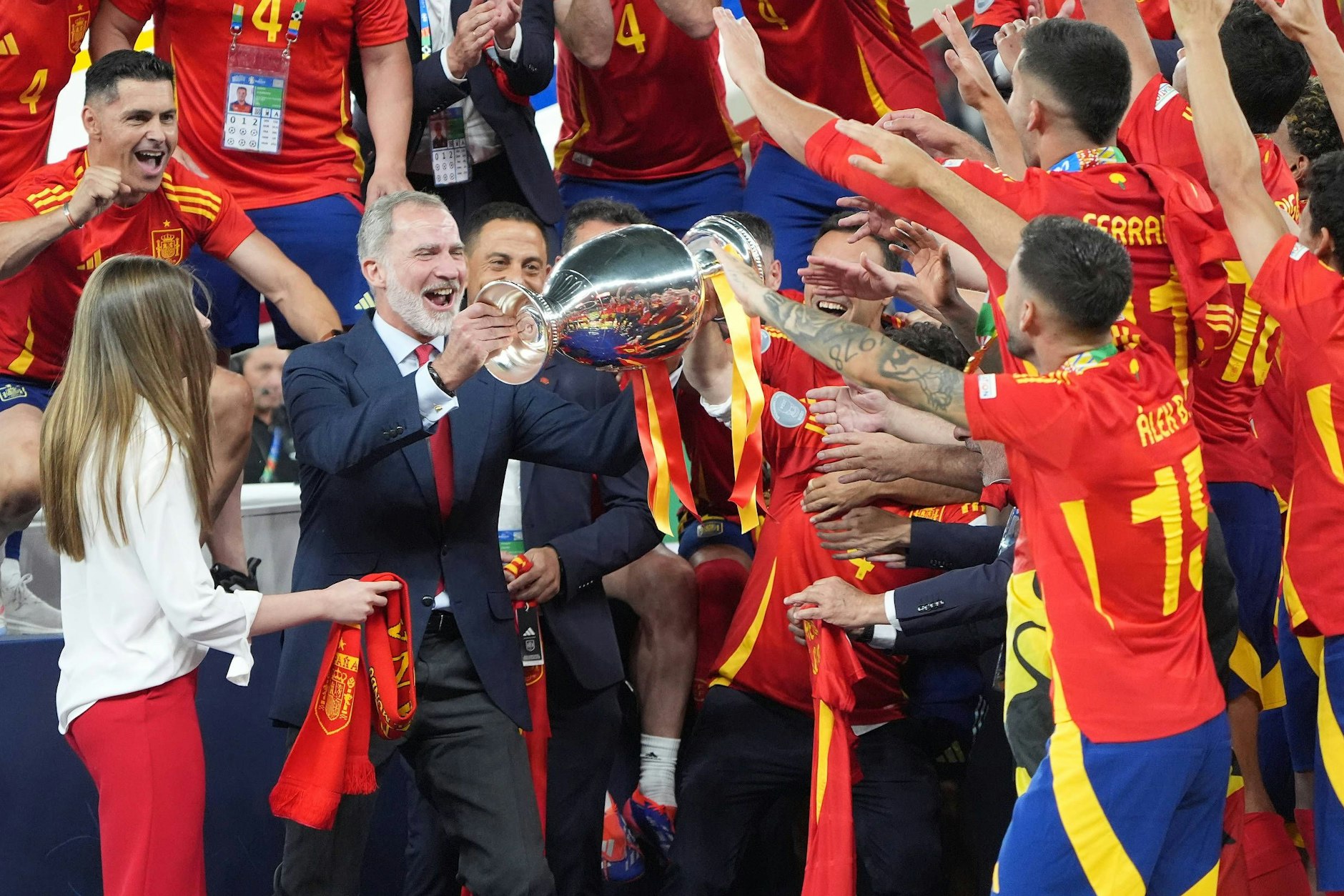 König Felipe VI. feiert mit der spanischen Nationalmannschaft den Titelgewinn.