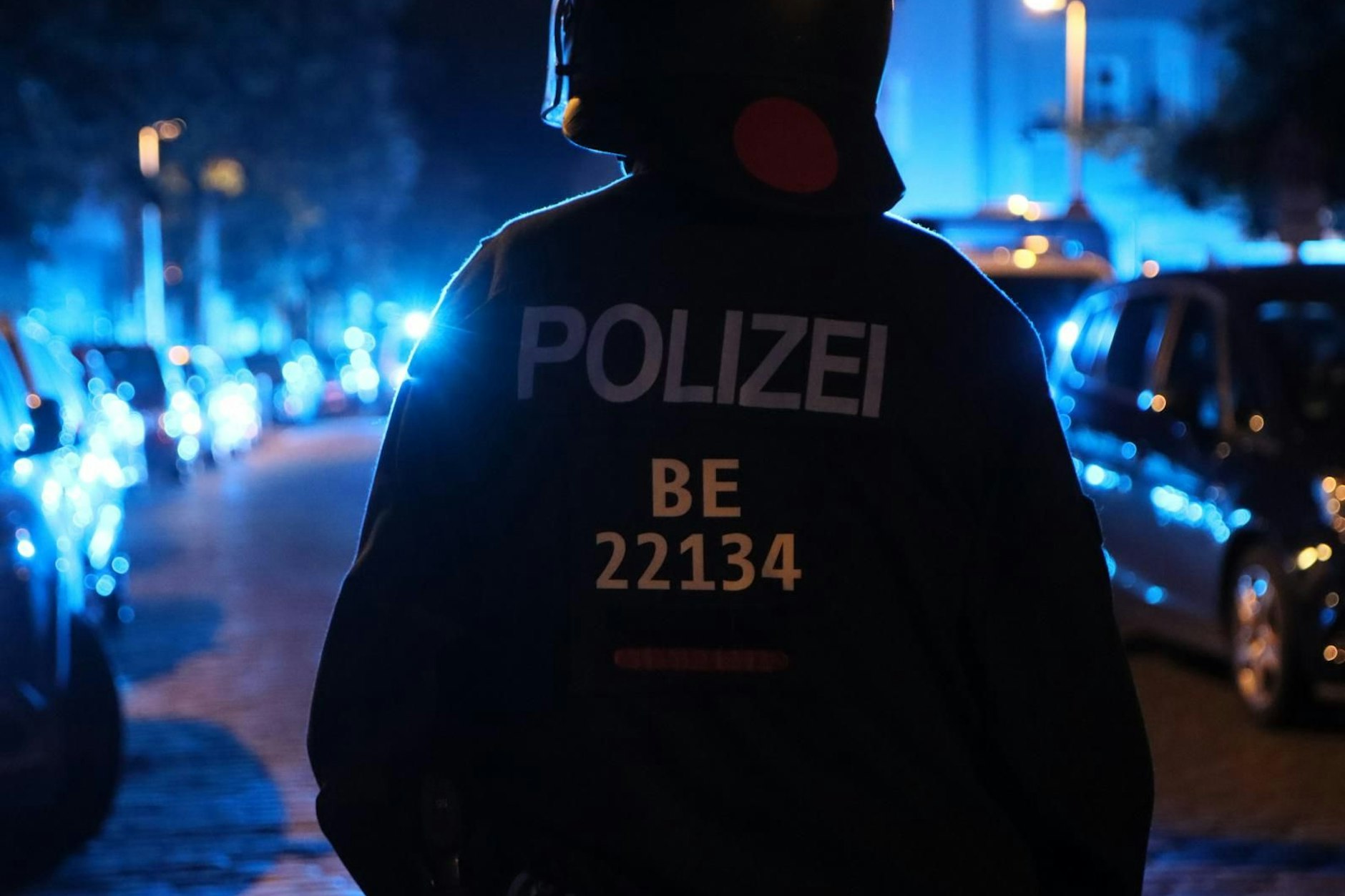 Polizeibeamter  an einem Einsatzort.(Symbolbild)
