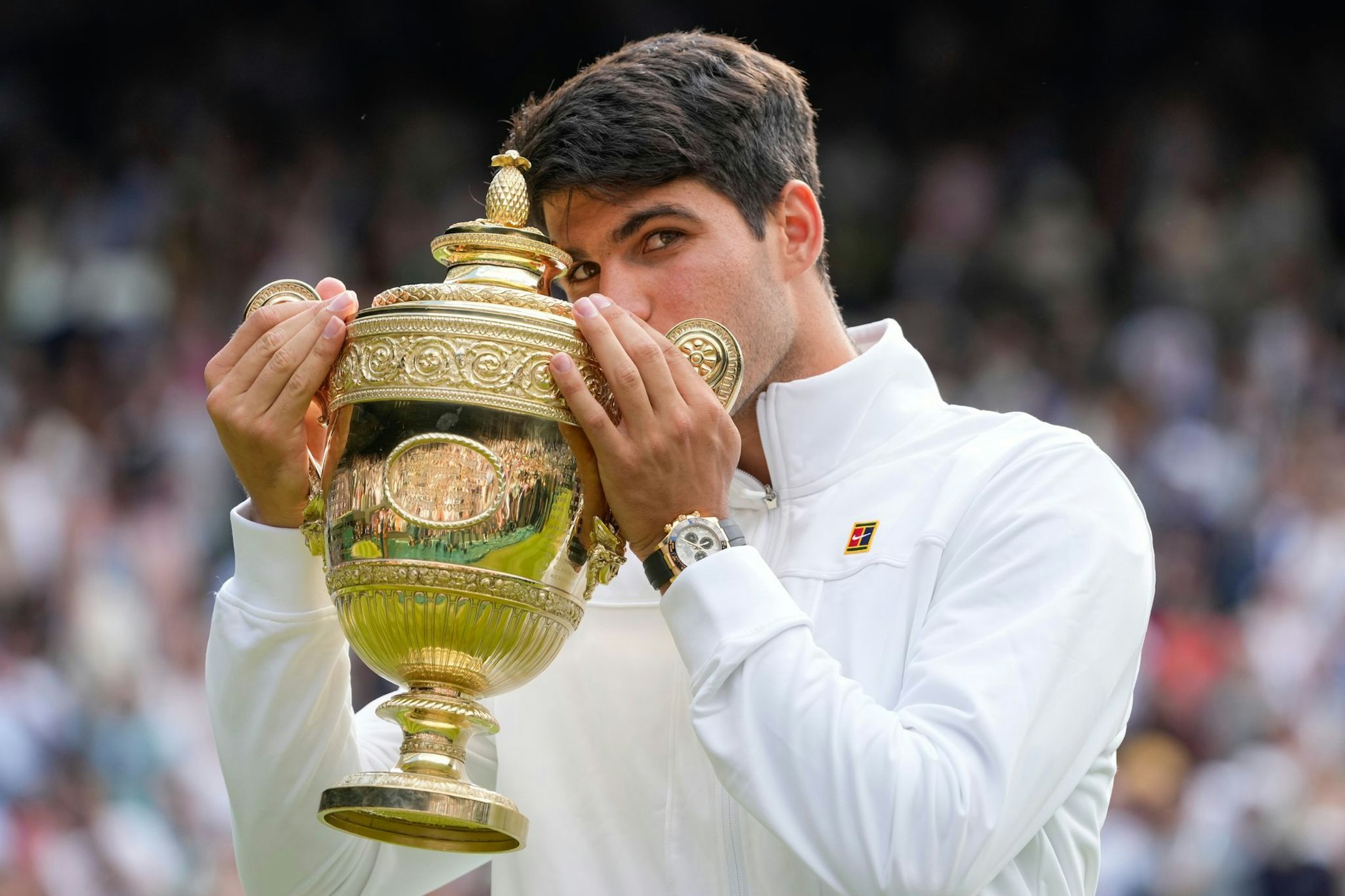 &nbsp;Carlos Alcaraz küsst seine Trophäe, nachdem er das Finale von Wimbledon gewonnen hat.