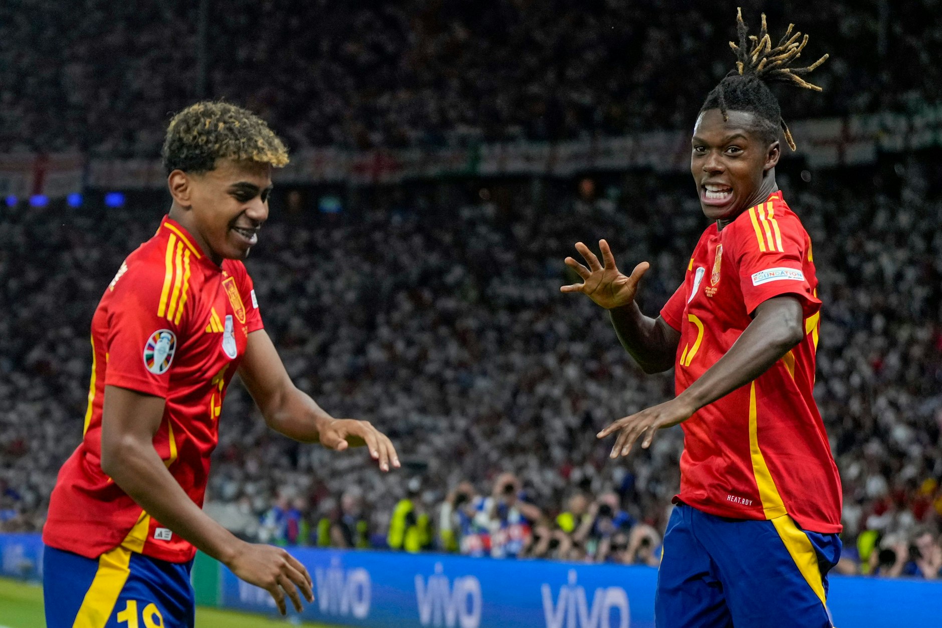 Spaniens Nico Williams (r.) feiert mit seinem Kumpel Lamine Yamal seinen Treffer zum 1:0 im Finale gegen England.