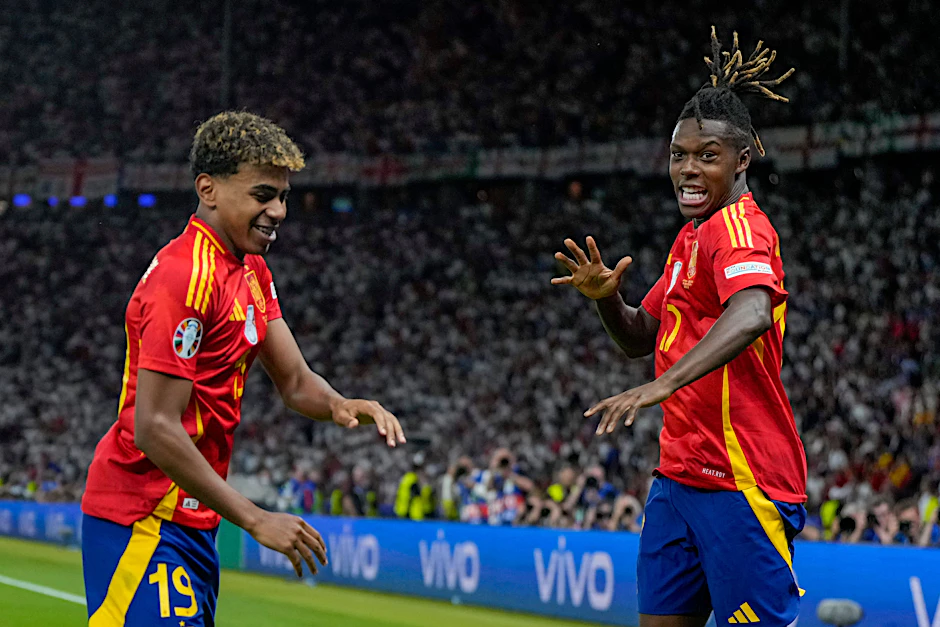 Spaniens Nico Williams (r.) feiert mit seinem Kumpel Lamine Yamal seinen Treffer zum 1:0 im Finale gegen England.