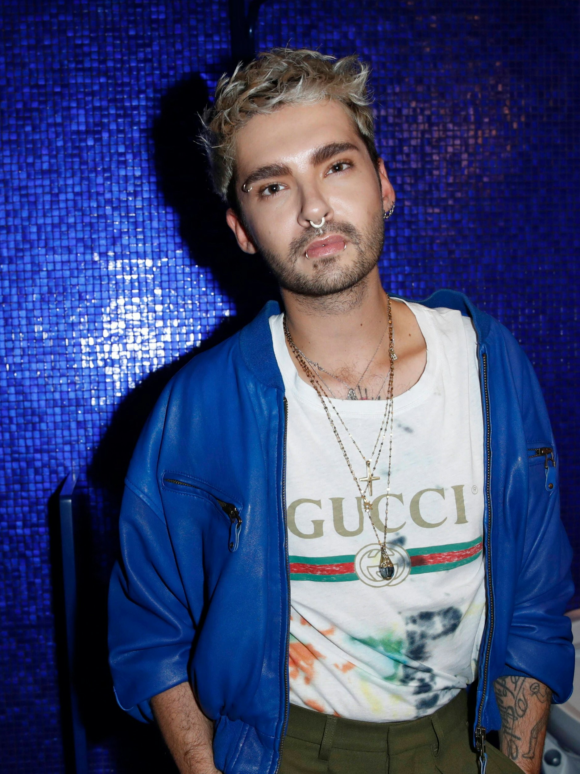 2017 mit blauer Lederjacke und Gucci-Shirt. Als Alessandro Michele ab 2015 als Kreativchef bei Gucci fungierte, sah man Bill Kaulitz zunehmend in den exaltierten Entwürfen des Designers.