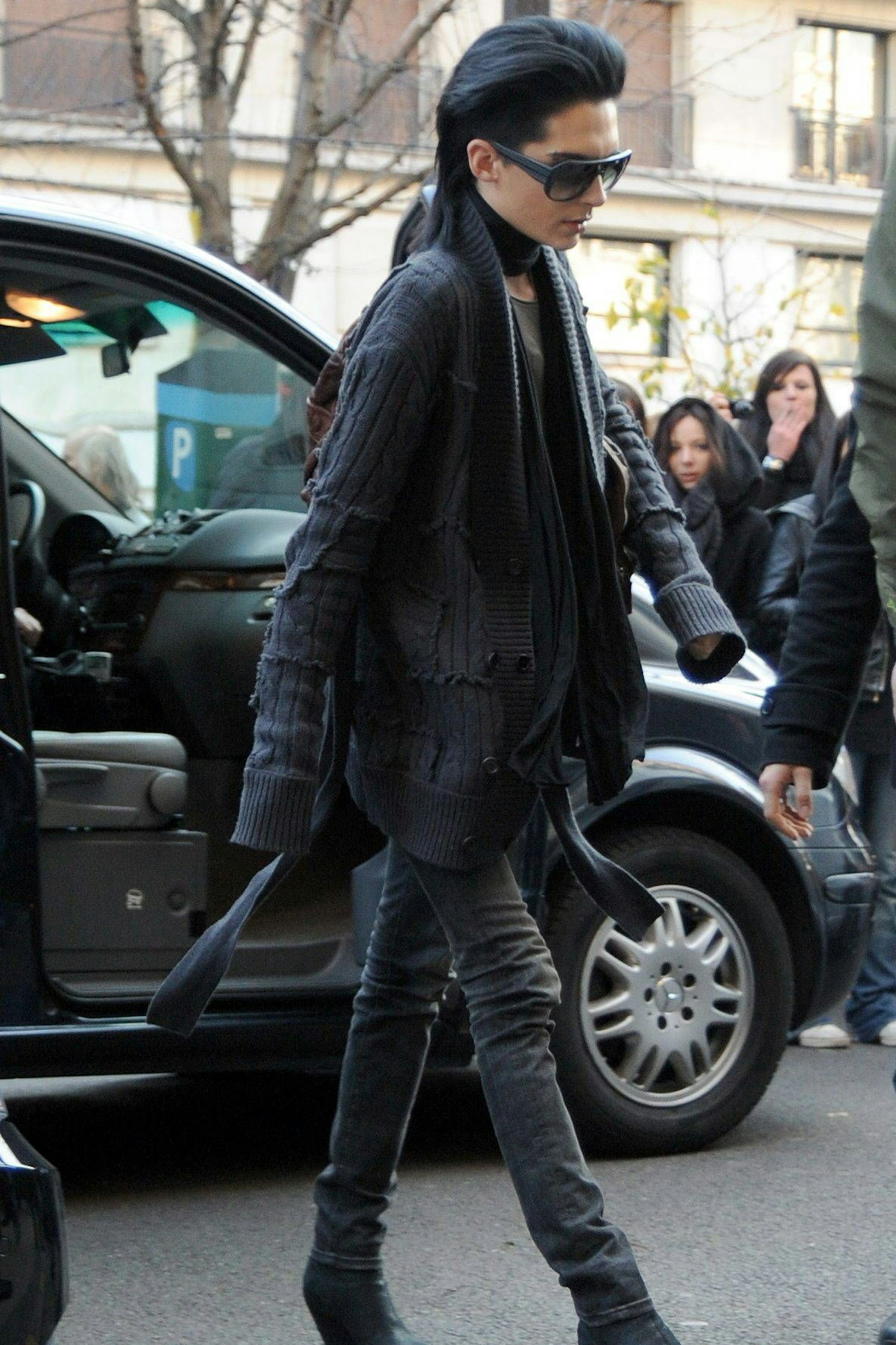 Bill Kaulitz 2009 in Paris: elegant, ganz in Schwarz mit zurück gegeltem Haar.