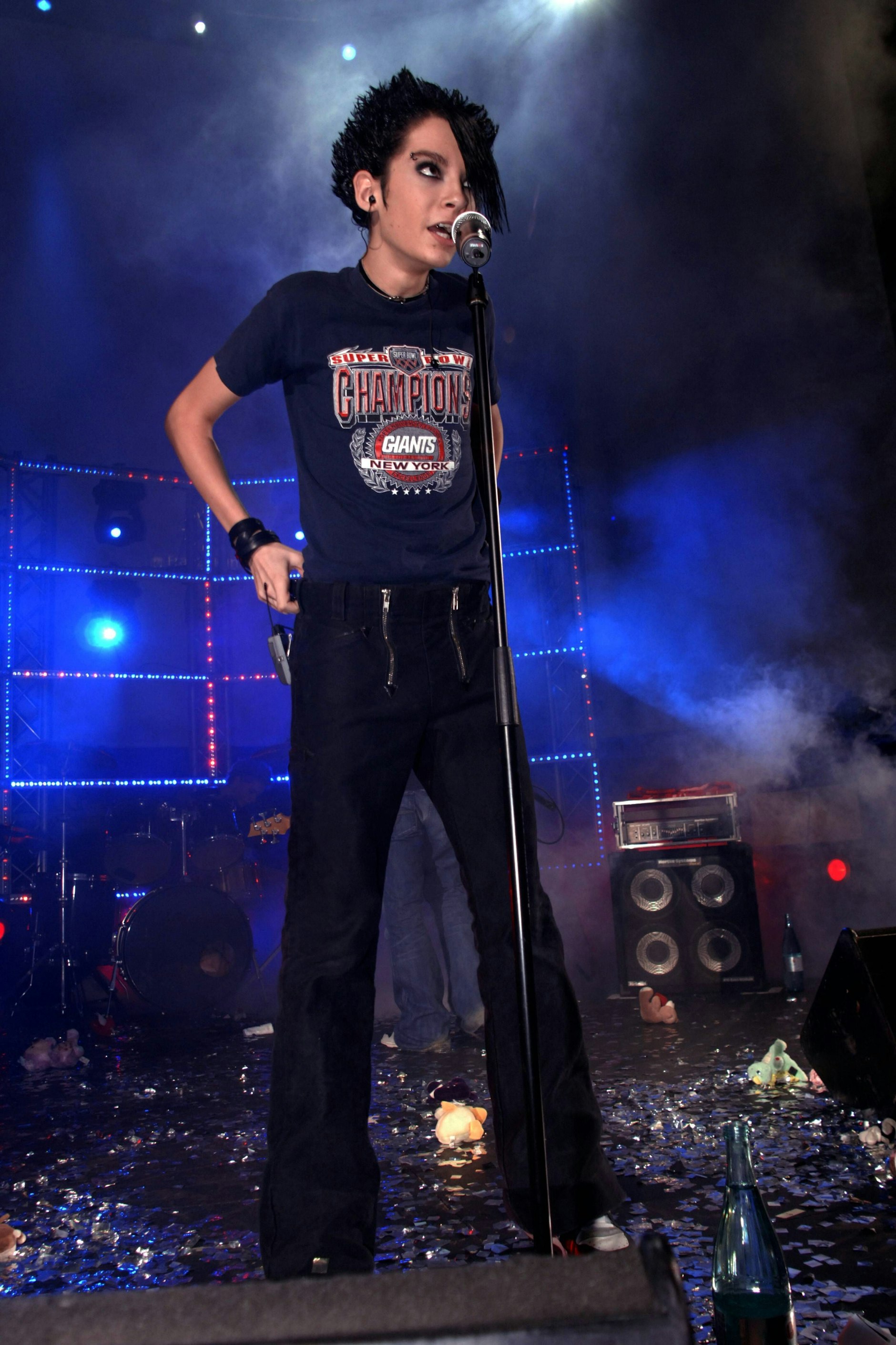 Bill Kaulitz war zarte 16 Jahre alt, als Tokio Hotel mit „Durch den Monsun“ einen Welthit landeten. Hier ist er während eines Konzerts beim 6-Tage-Rennen in München 2005 mit schwarz geschminkten Augen und seiner signifikanten pechschwarzen New-Wave-Frisur zu sehen.