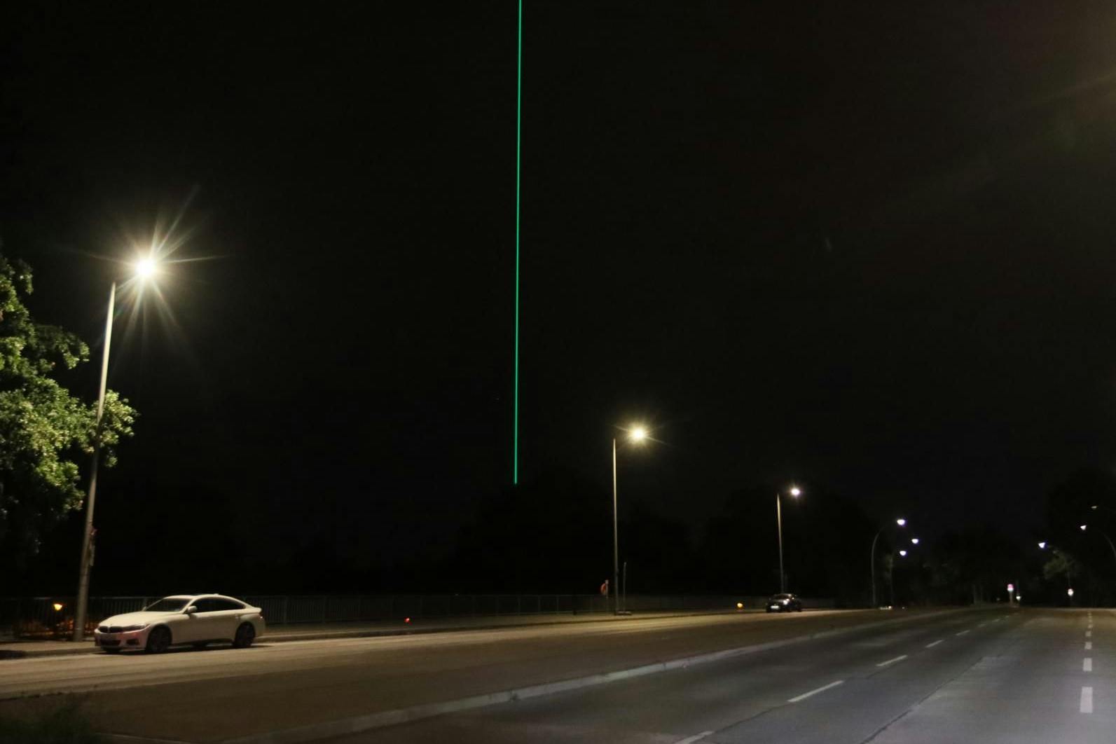 Viele Berliner wunderten sich am Sonntag über den grünen Laserstrahl.
