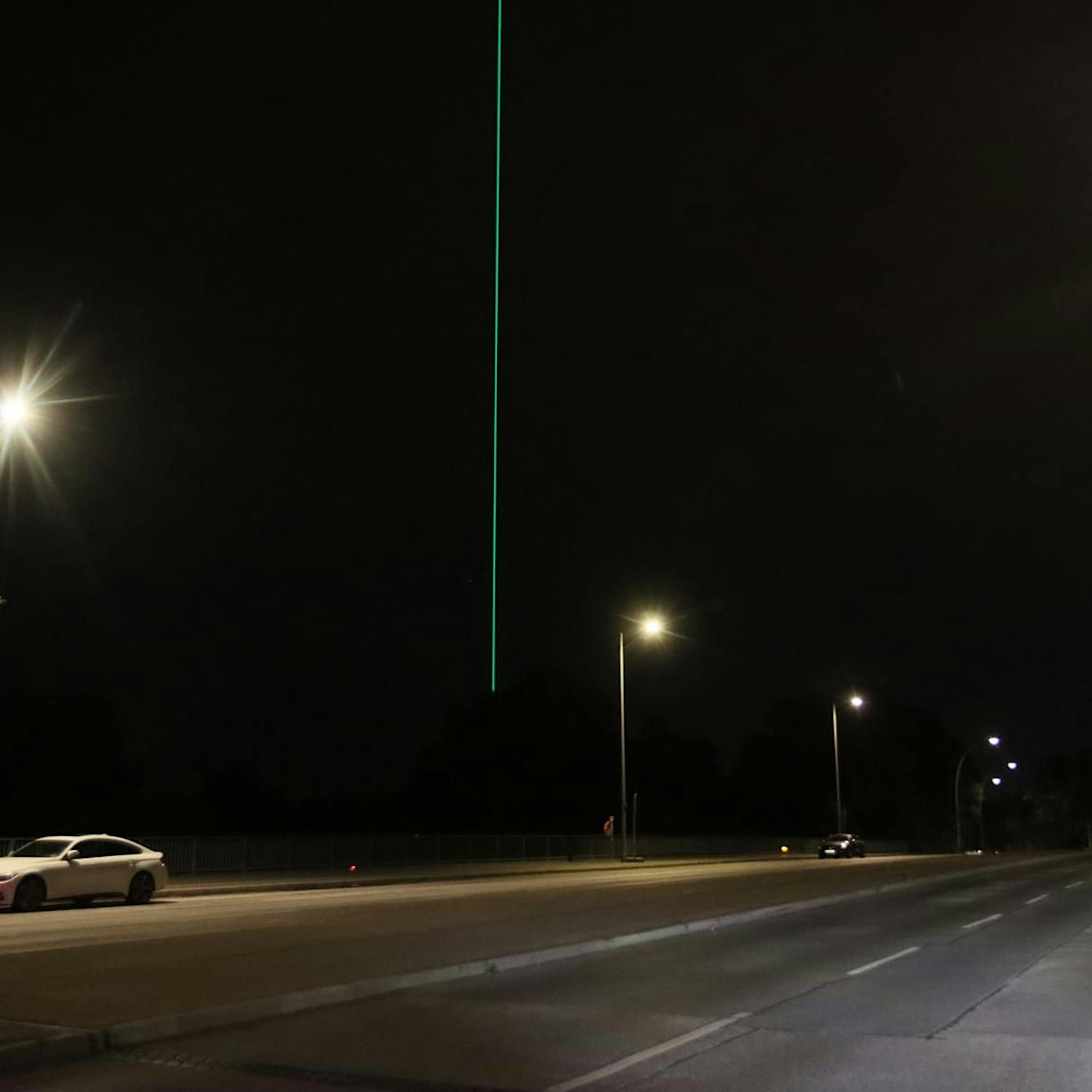 Grüner Laserstrahl am Berliner Nachthimmel am Sonntag: Verursacher nimmt Stellung
