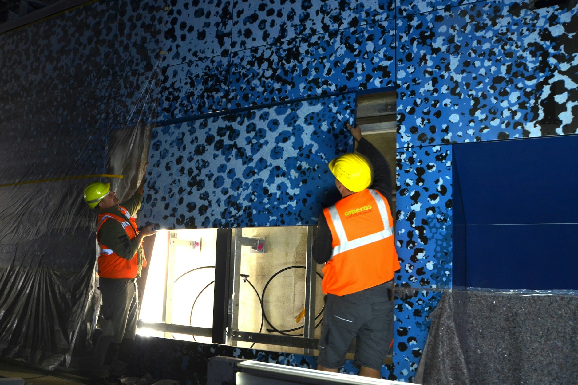 Mitarbeiter der Firma Omeras installieren im neuen S-Bahnhof 2024 die Wandverkleidung. Damals hieß es, dass Mitte Dezember 2024 in der Station erstmals Züge halten. Nun ist von 2026 die Rede.
