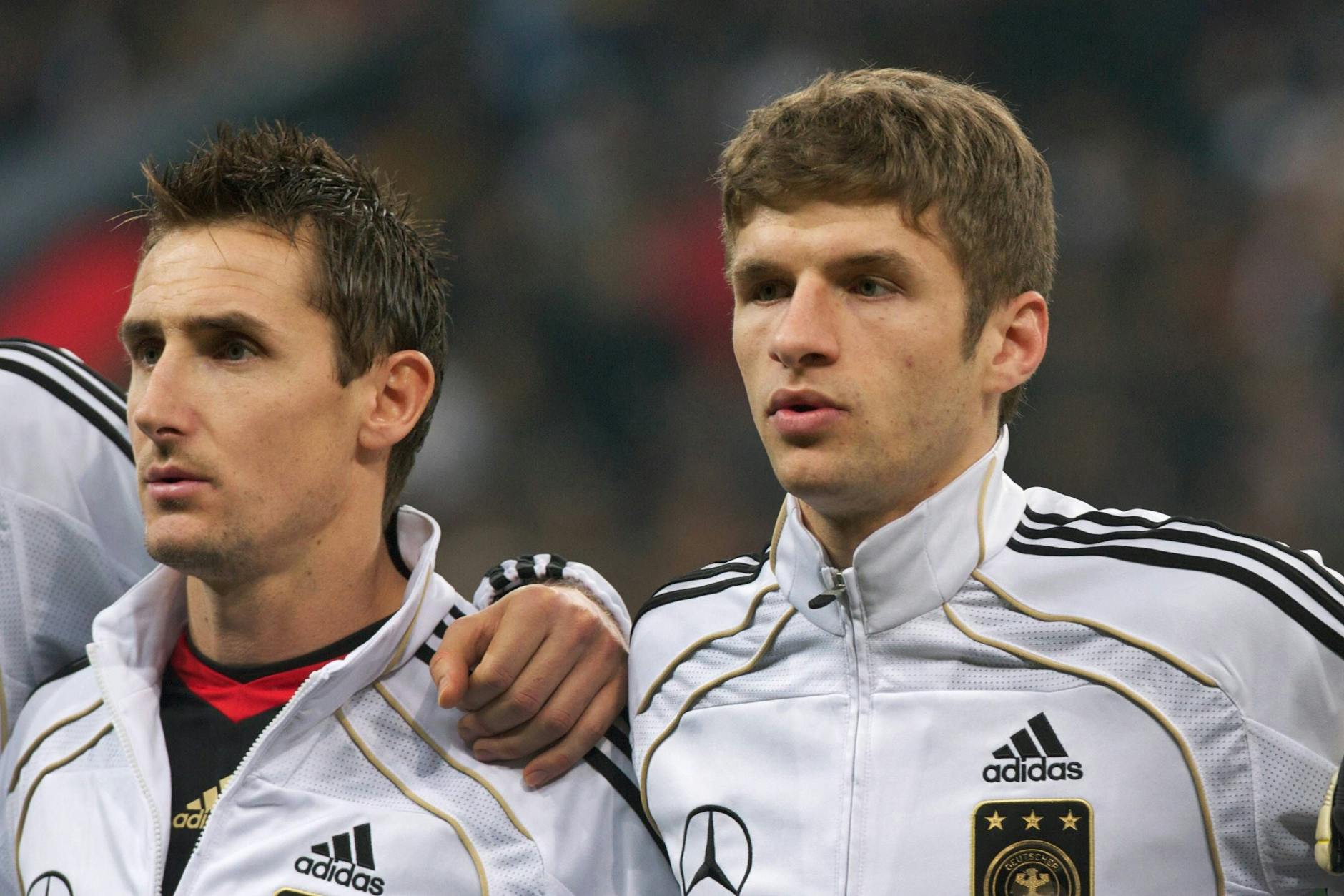 Thomas Müller (r.) bei seinem Debüt in der Nationalmannschaft im März 2010 Schulter an Schulter mit Miroslav Klose. 
