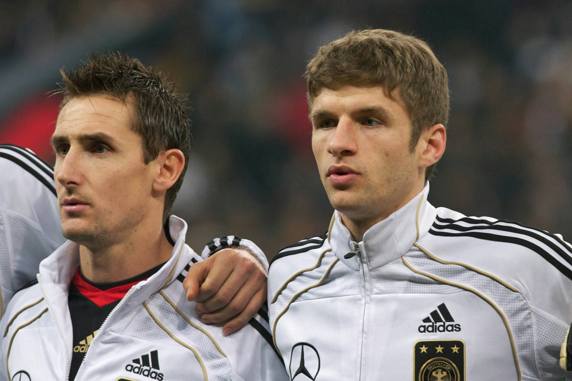 Thomas Müller (r.) bei seinem Debüt in der Nationalmannschaft im März 2010 Schulter an Schulter mit Miroslav Klose.&nbsp;