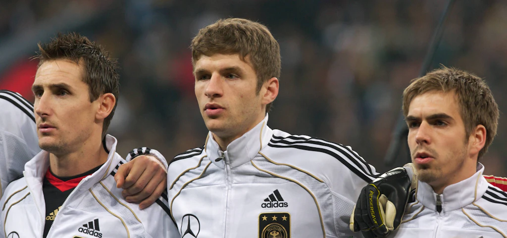 Thomas Müller (r.) bei seinem Debüt in der Nationalmannschaft im März 2010 Schulter an Schulter mit Miroslav Klose.&nbsp;