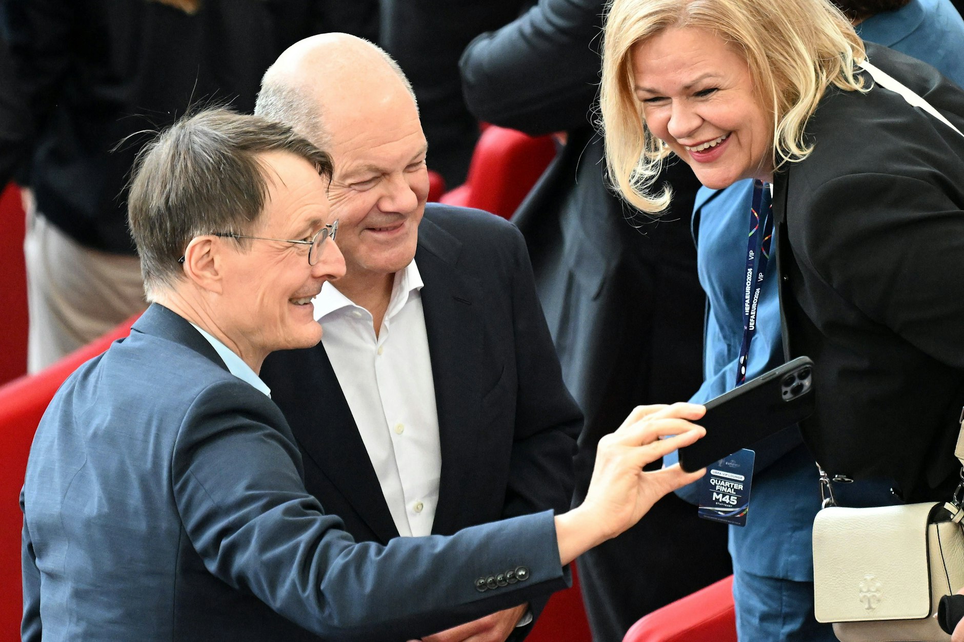 Auch das Viertelfinale Deutschland gegen Spanien besuchte Karl Lauterbach. Ebenfalls im Stadion: Kanzler Olaf Scholz und Innenministerin Nancy Faeser.