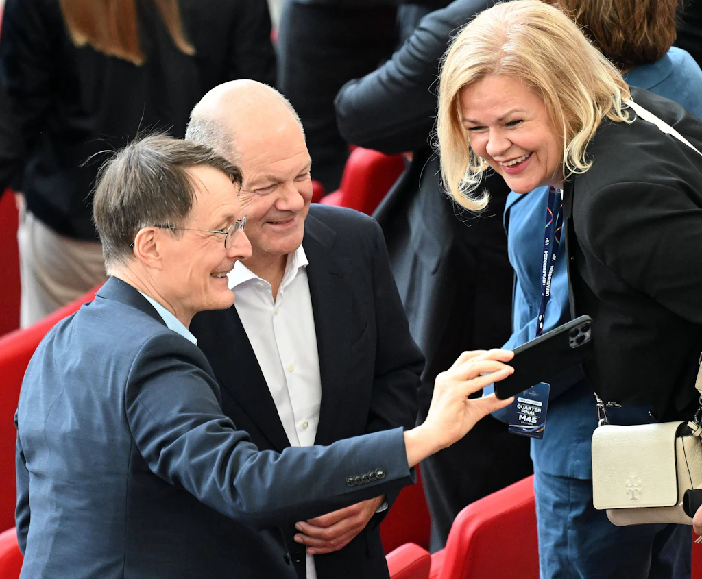 Kostenlos bei der EM: Nur eine Ministerin besuchte noch mehr Spiele als Karl Lauterbach