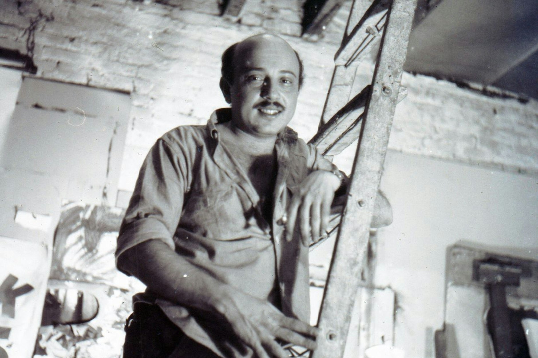 Auf der Jakobsleiter der Kunst gegen das Vergessen: Boris Lurie 1961 in seinem Atelier in New York