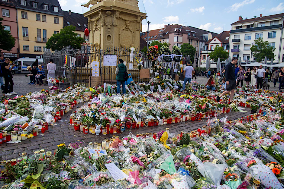 Mannheim: Blumenniederlegung und Anteilnahme am Marktplatz, dem Ort des tödlichen Messerangriffs auf einen Polizisten eine Woche zuvor. Der Angriff zielte auf den Islamkritiker Michael Stürzenberger ab, der Polizist hat eingegriffen.