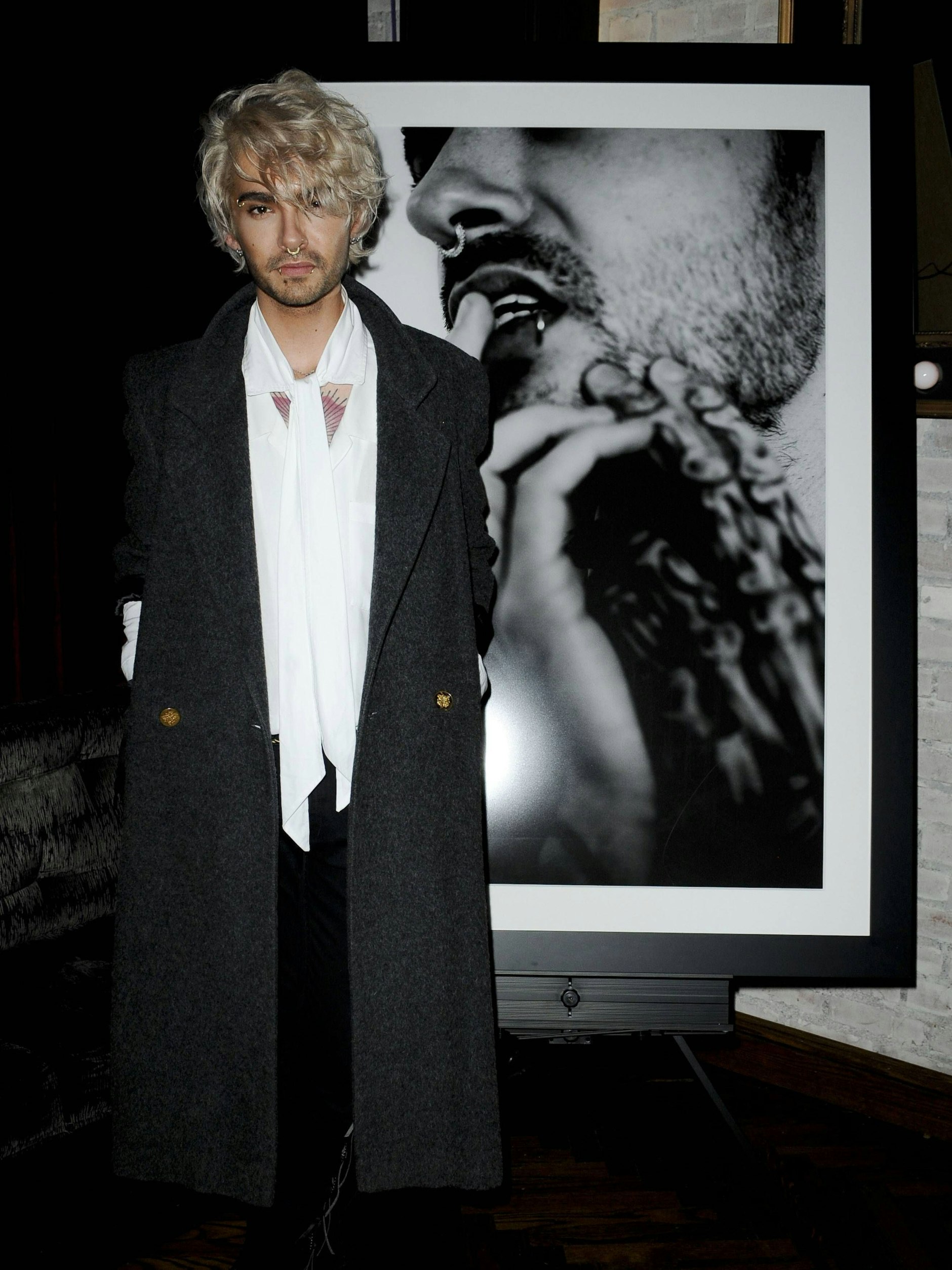 Hollywood 2016, die Kunst grüßt mit weißer Schluppe: Bill Kaulitz veröffentlichte in jenem Jahr unter dem Namen Billy eine Solo-EP „I’m Not OK“ sowie einen Fotoband. In diesem Rahmen fanden Soloausstellungen in Los Angeles, Berlin, Paris, New York und Mailand statt.