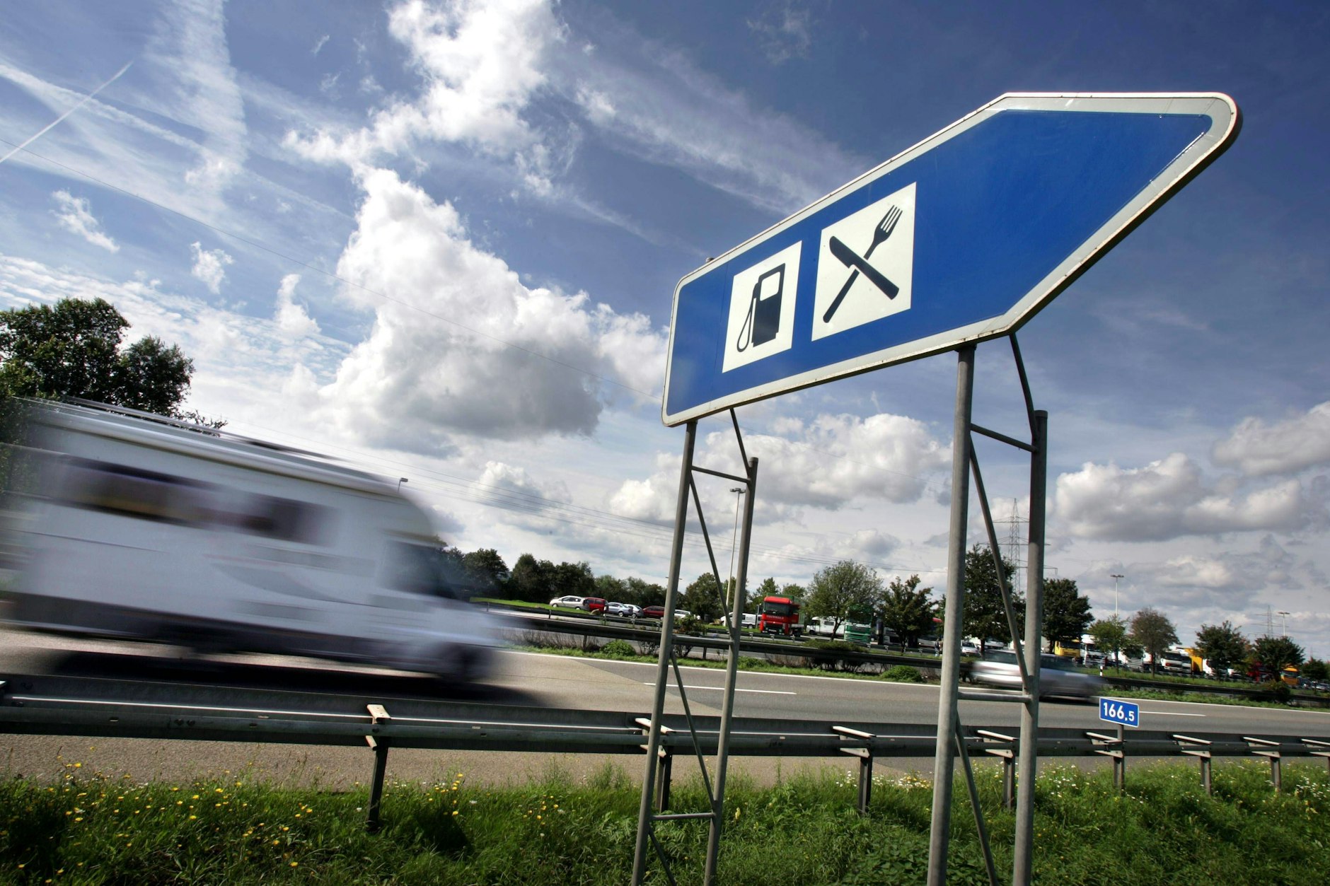 Wer einen Stopp an der Raststätte einplant, muss oft tief in die Tasche greifen - das Essen hier kann richtig teuer werden.