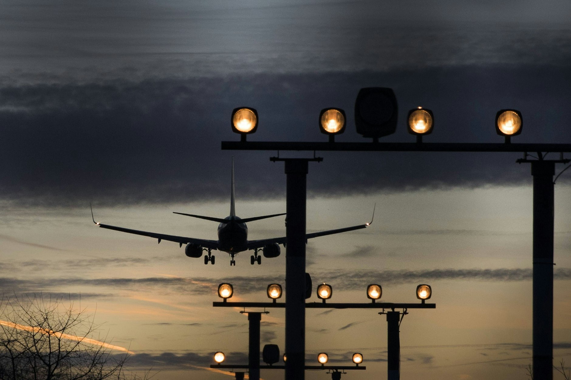 So finden Sie die billigsten Flüge! Ein Flugzeug, aufgenommen während des Landeanfluges auf den Flughafen Tegel in Berlin, 12.02.2019 (Symbolbild).