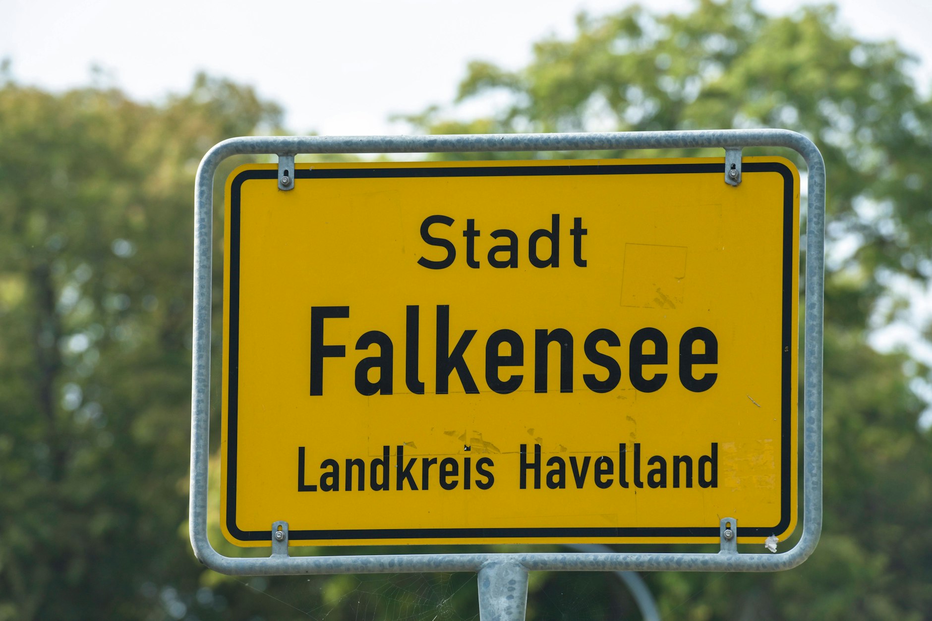 Das Ortsschild von Falkensee.