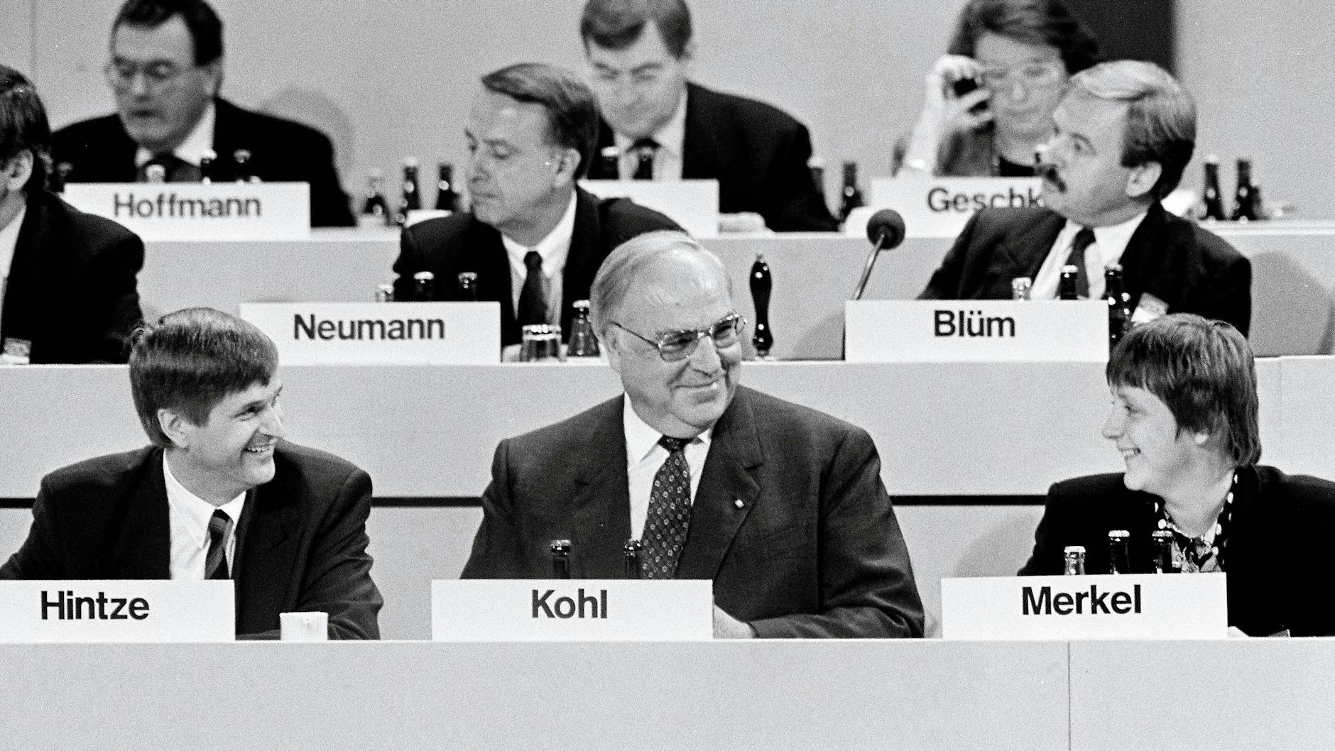 Bundeskanzler Helmut Kohl und Angela Merkel, Bundesministerin für Frauen und Jugend, daneben der damalige CDU-Generalsekretär Peter Hintze, im Jahr 1992.