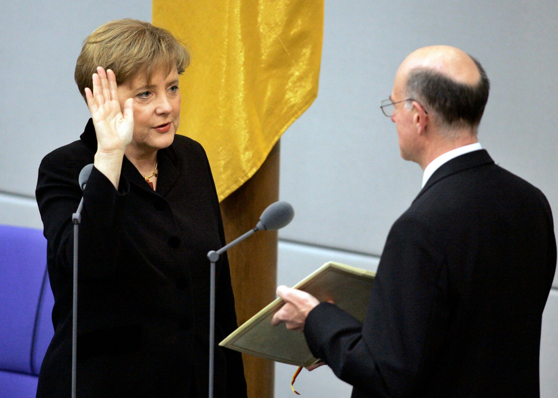2005: Bundeskanzlerin Angela Merkel legt in Berlin den Amtseid ab.