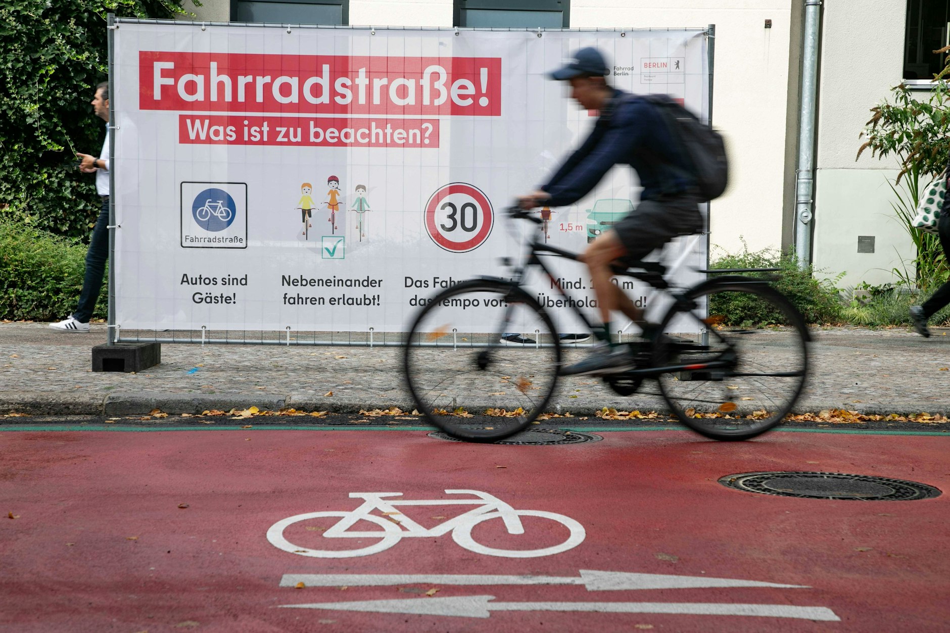In Berlins grün regierten Bezirken werden Fahrradstraßen oft einfach so durchgesetzt.