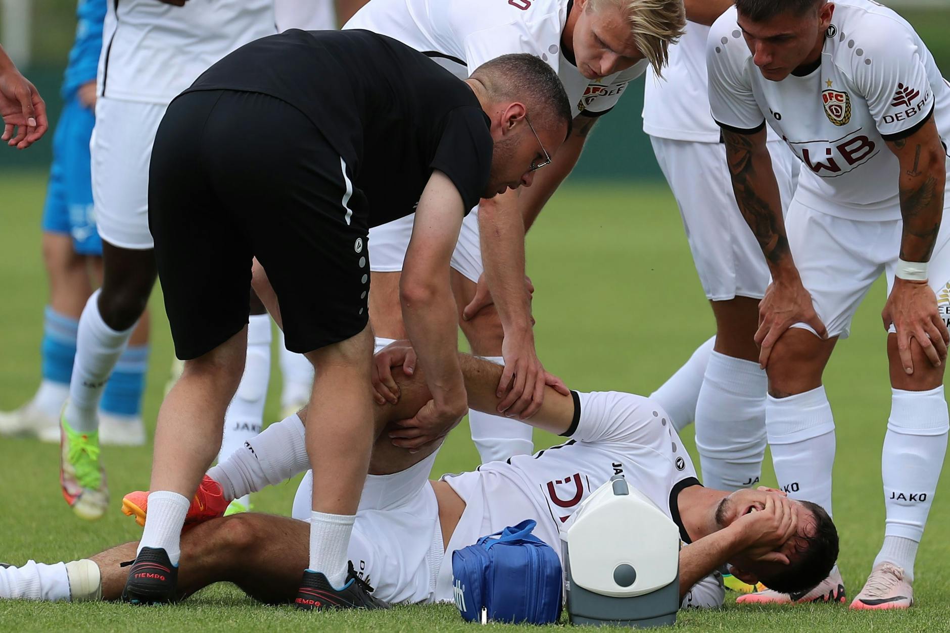Da ahnt man schon, dass das nichts Gutes ist: BFC-Stürmer Erlind Zogjani krümmt sich mit Schmerzen auf dem Rasen.