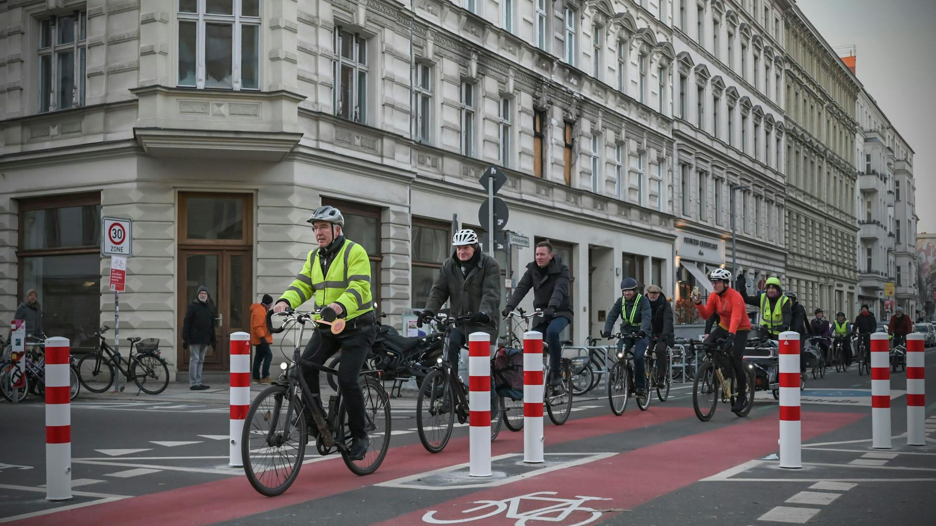 So zugepollert sieht die Tucholskystraße aus (hier beim Anradeln im Januar).