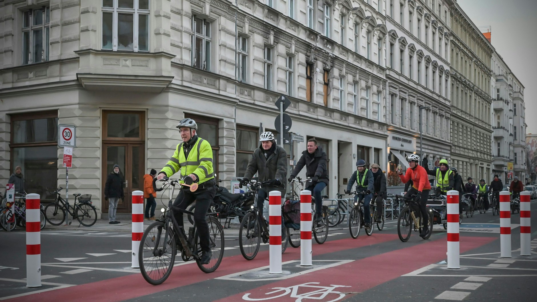 So zugepollert sieht die Tucholskystraße aus (hier beim Anradeln im Januar).