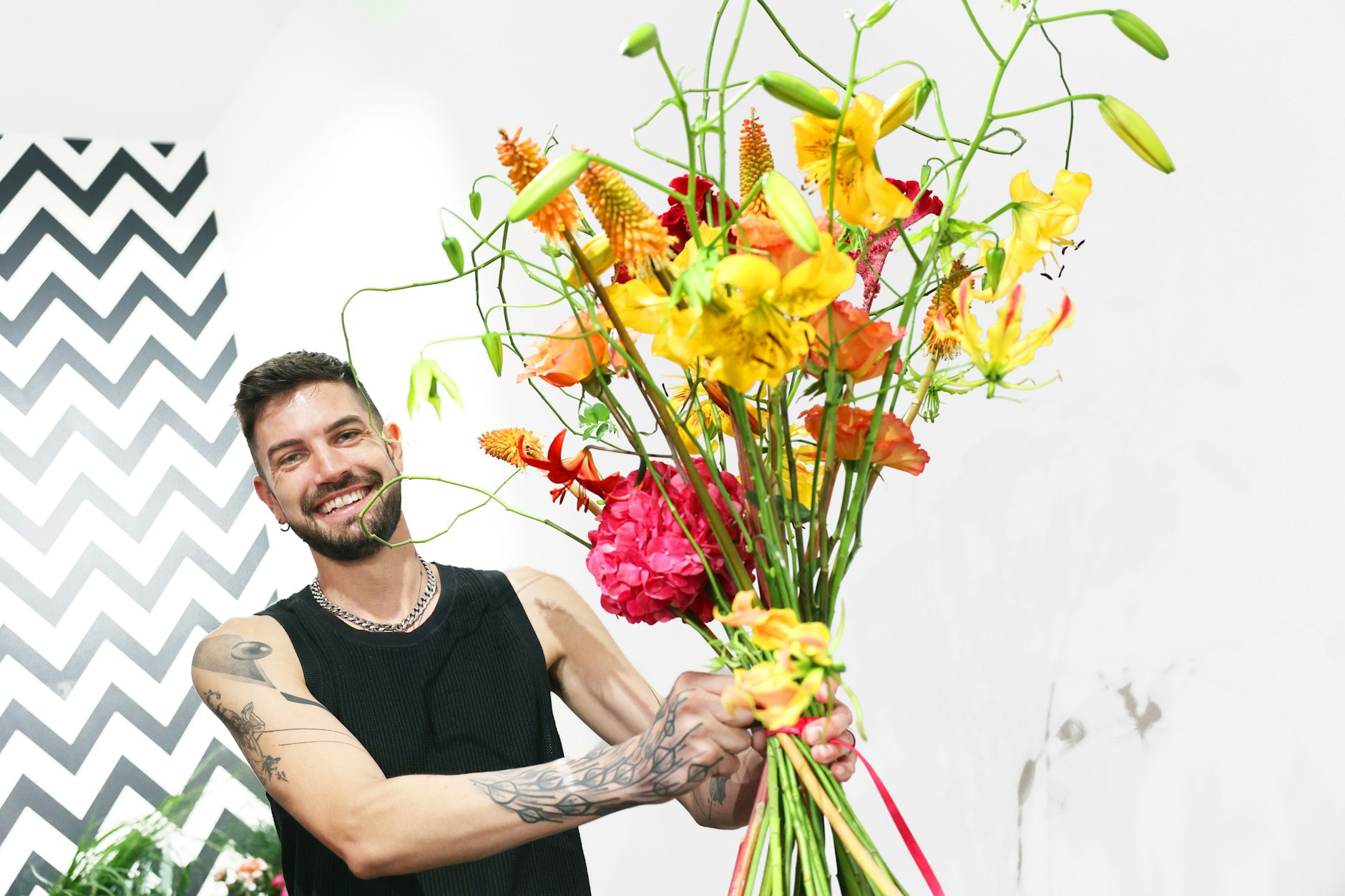 Lukas Ernle (34) versorgt in Berlin Events und Locations wie das Ritz-Carlton mit seinen Blumenkreationen. 