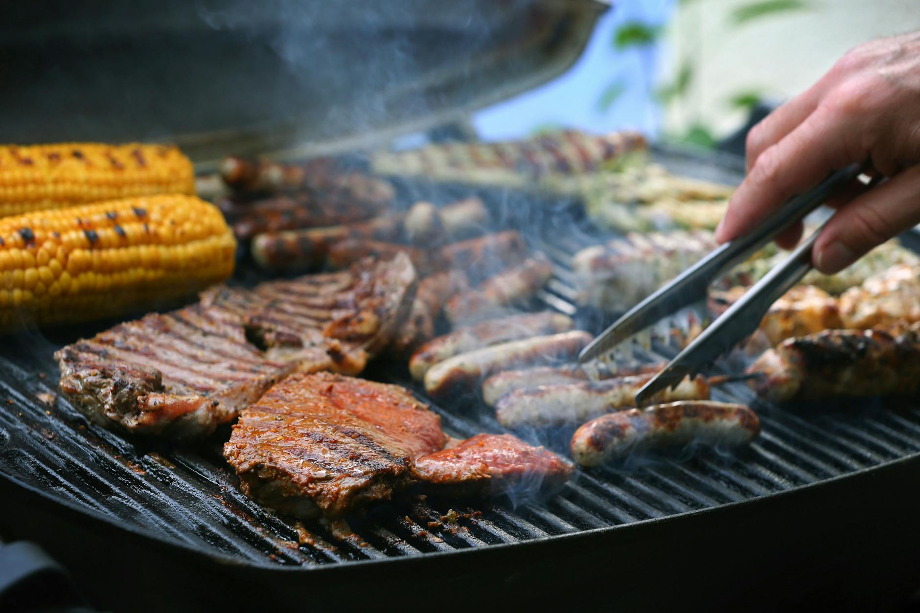 Würstchen und Grillgemüse gehört für viele zu einem Sommerabend dazu. 