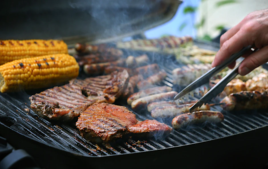 Würstchen und Grillgemüse gehört für viele zu einem Sommerabend dazu.&nbsp;