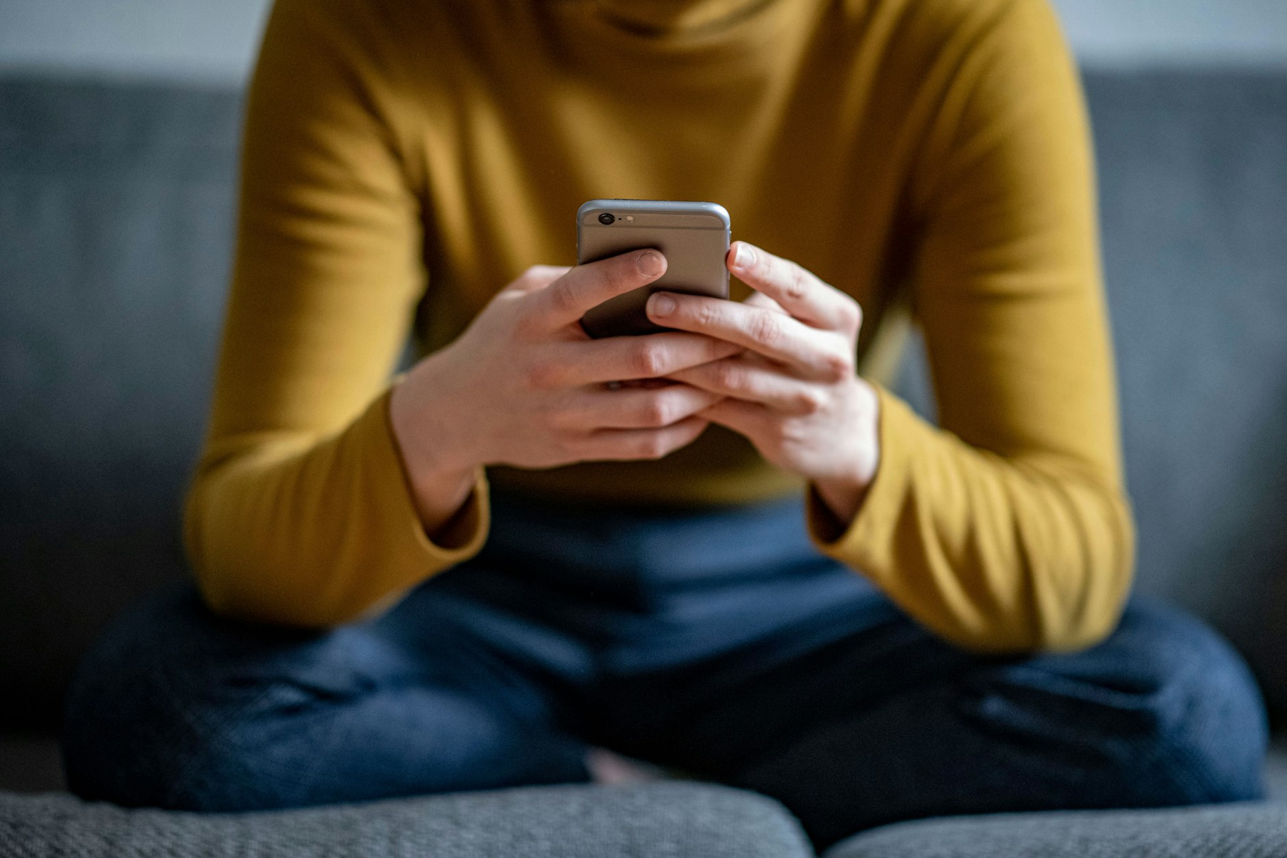 Eine junge Frau hält ein Smartphone in der Hand. Immer mehr Menschen wollen ihre Smartphone-Zeit reduzieren. Aber wie?