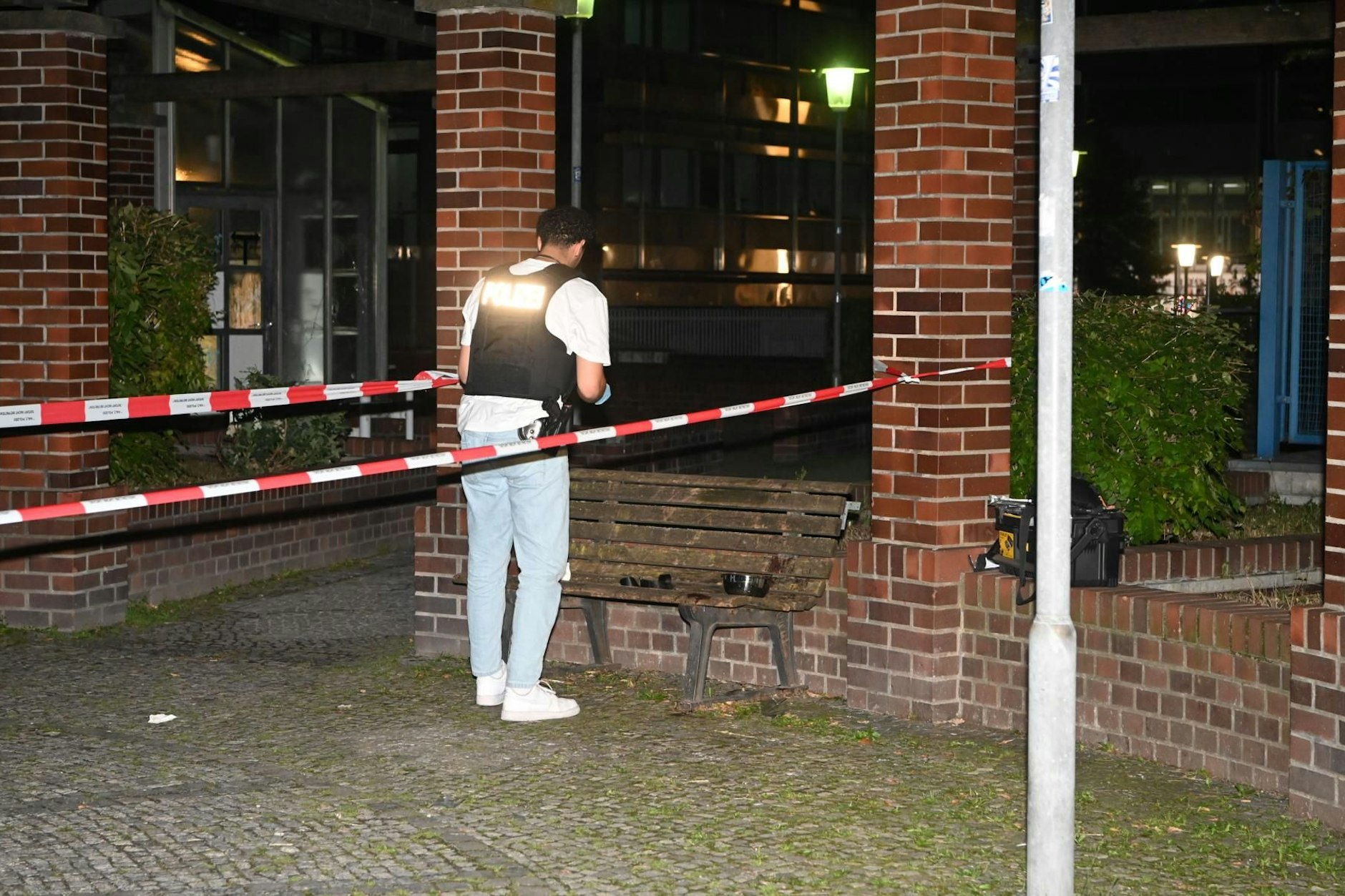 Ein Polizist sichert Spuren am mutmaßlichen Tatort. 