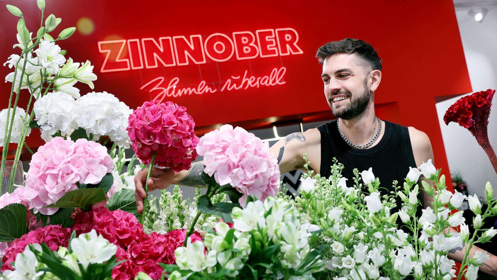 Lukas Ernle (34) ist Chef des Blumengeschäfts „Zinnober“ mit Filialen in Mitte und am Kudamm. 