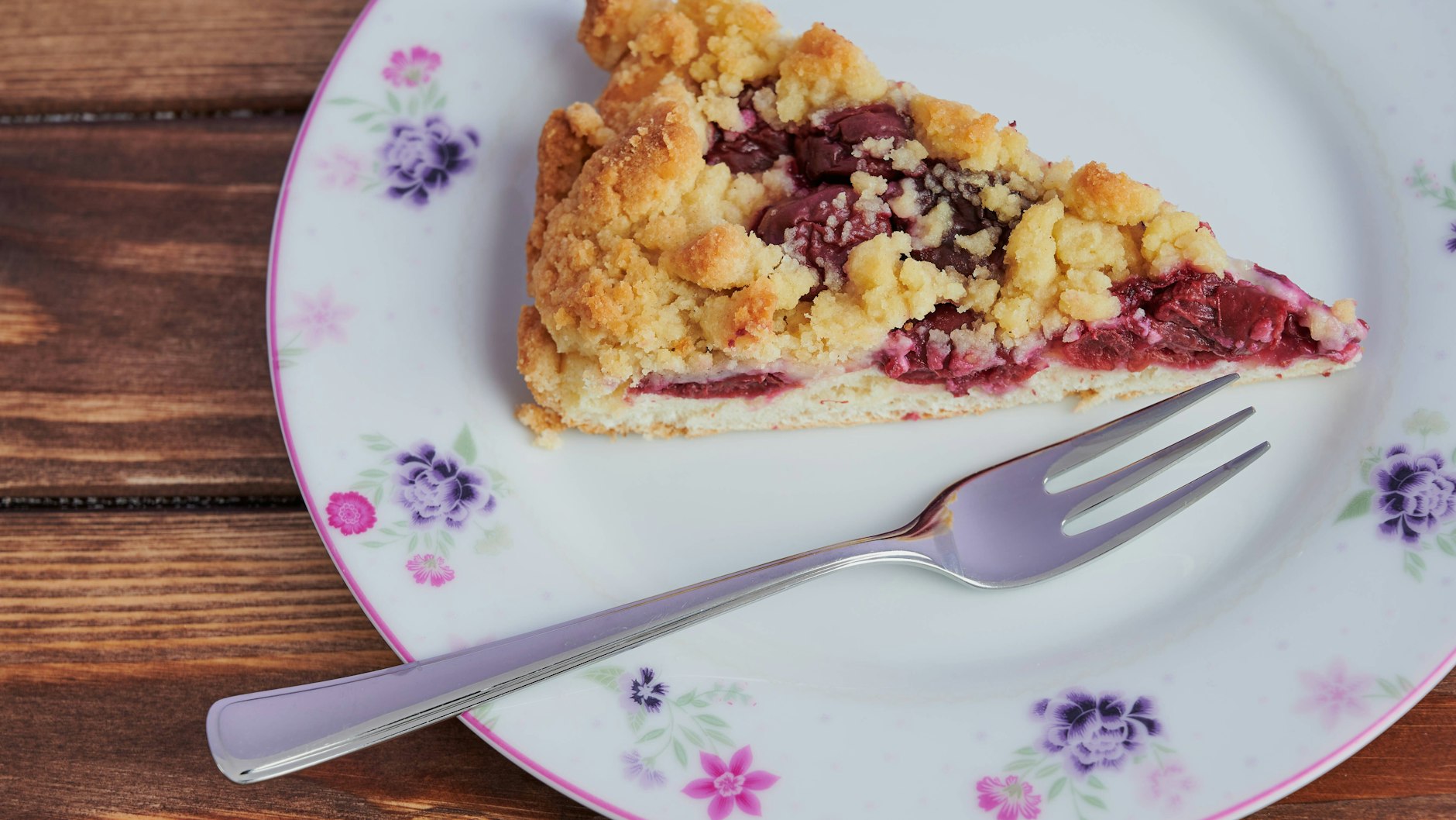 Klassischerweise ist es ein runder Kuchen, aber das Rezept für Kirsch-Streusel-Kuchen kann man auf dem Blech backen, wenn viele Gäste kommen. 