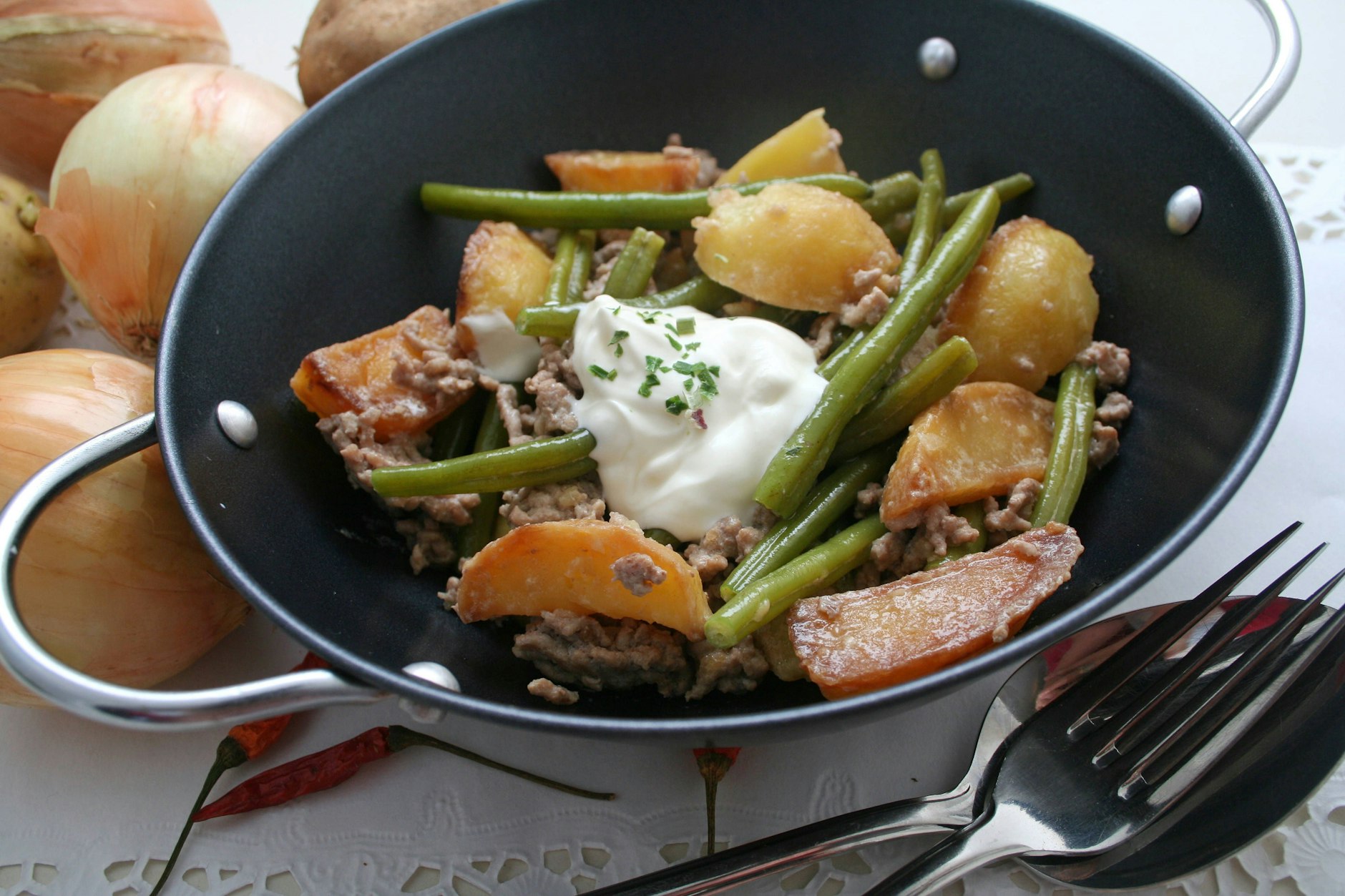 So lecker! Diese Kartoffel-Pfanne mit Hack und Bohnen ist perfekt, wenn Sie ein schnelles Essen für den Abend suchen.