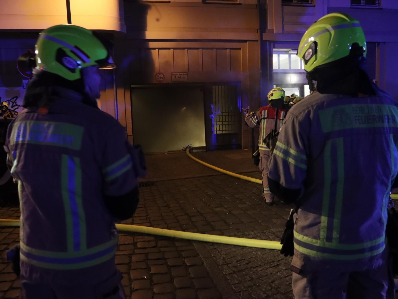 Drama in der Nacht! Flammen-Inferno in Friedrichshain – Großalarm!