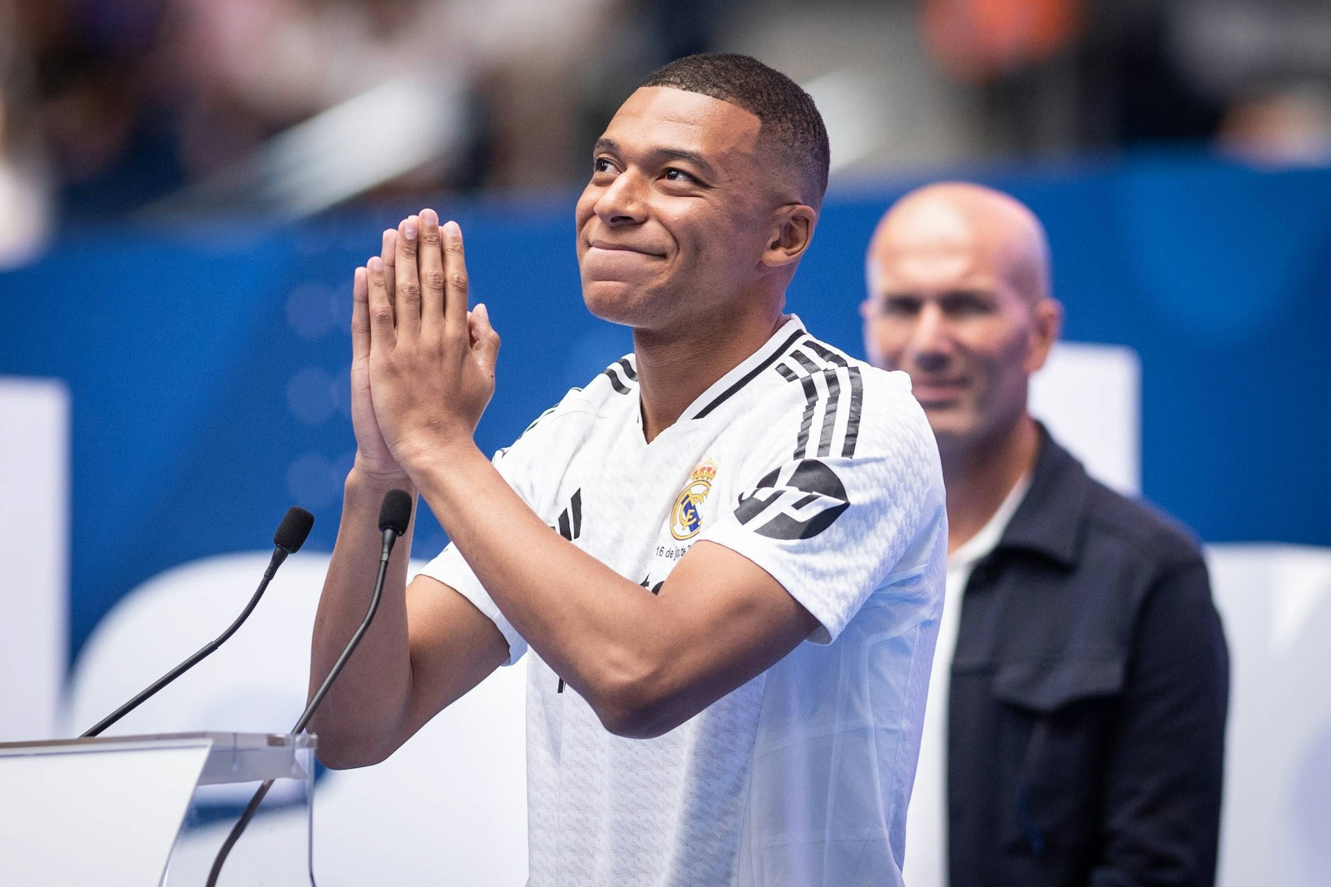 Kylian Mbappé bei seiner Präsentation im Estadio Santiago Bernabéu, im Hintergrund Klublegende Zinédine Zidane