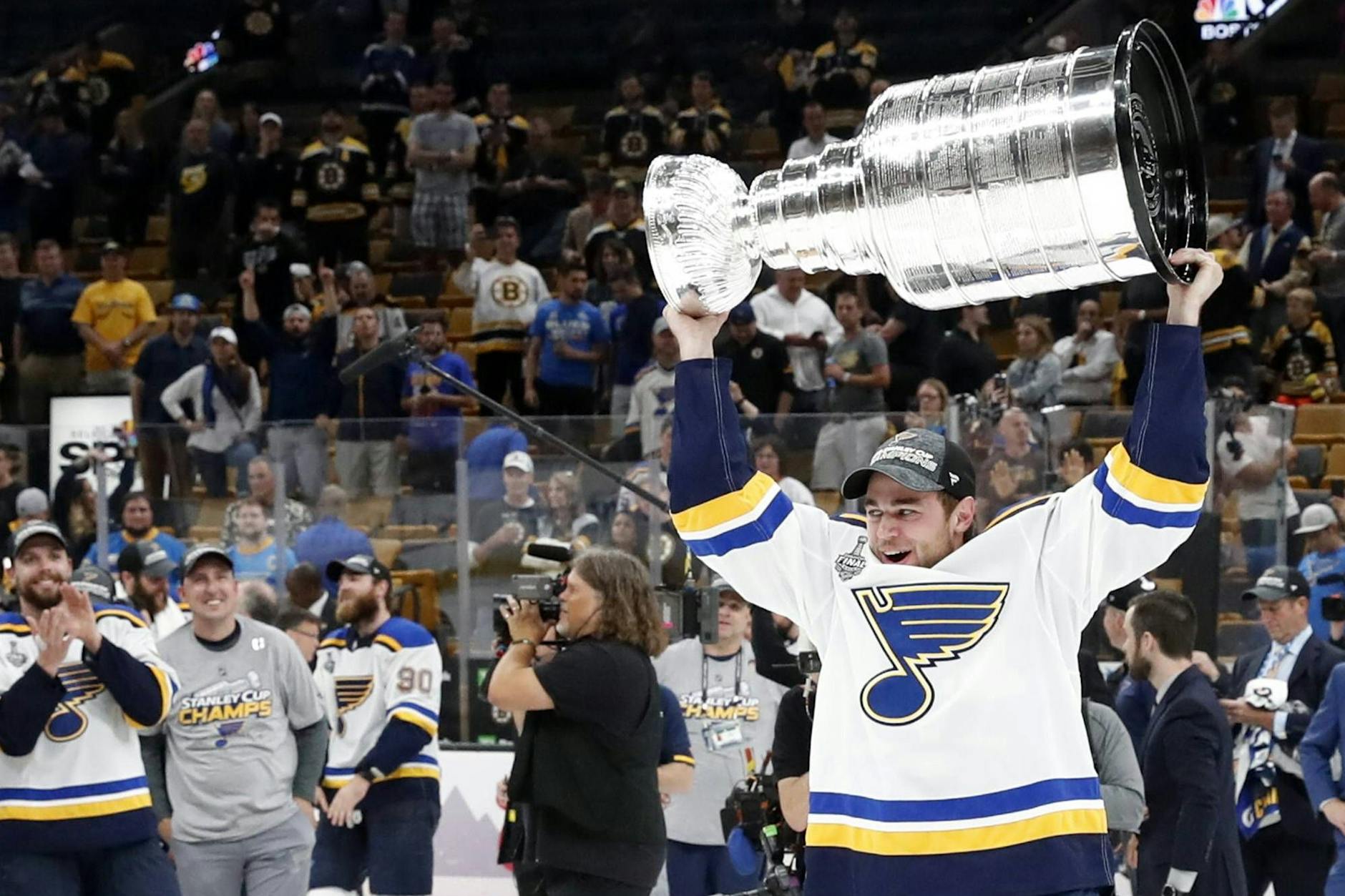 Der bisherige Karriere-Höhepunkt: Mitte Juni 2019 darf Mitch Reinke den Stanley Cup in die Höhe stemmen.